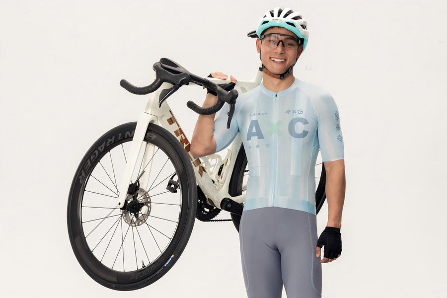 Weißes Rennrad mit schwarzen Lenkern und Reifen, ausgestattet mit stromlinienförmigem Rahmendesign und Markenkomponenten aus der Zubehörkollektion