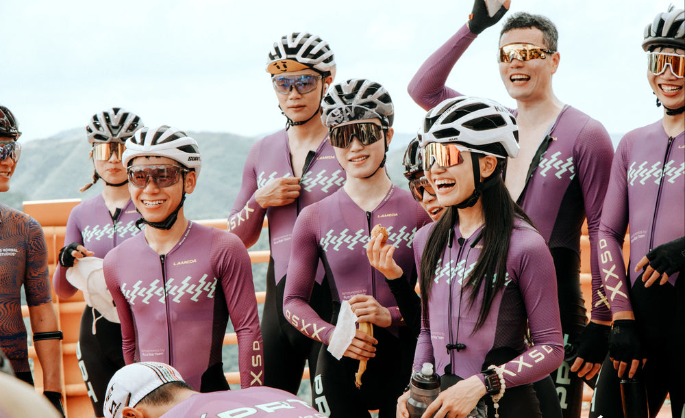 Ein Radsportteam traf sich nach einer Trainingseinheit.