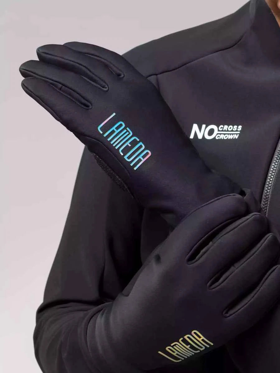 Černé fleecové cyklistické rukavice s elegantním designem a modro-zlatým gradientním logem pro teploty 0-15 °C zadní pohled