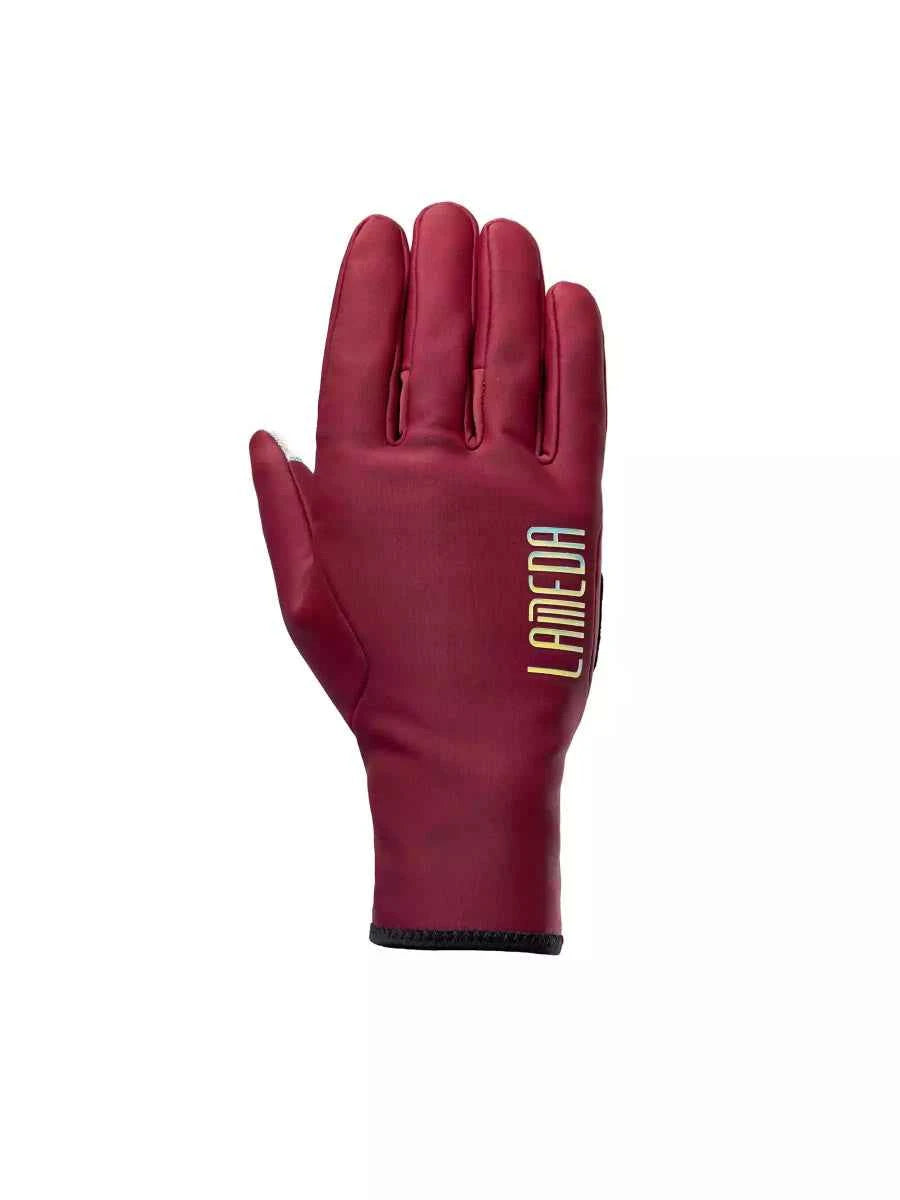 Parte trasera de guantes de ciclismo forrados LAMEDA granate 6097 con acabado brillante y letras doradas para condiciones de ciclismo de 0-15 °C