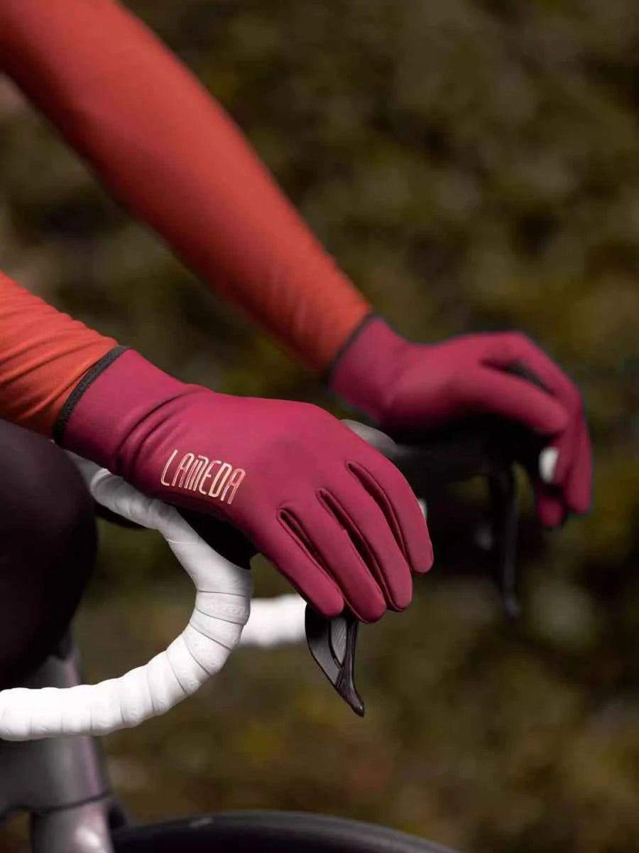 Parte posterior de guantes de ciclismo LAMEDA granate con forro polar, ribete negro y logo discreto para condiciones de 0-15 °C