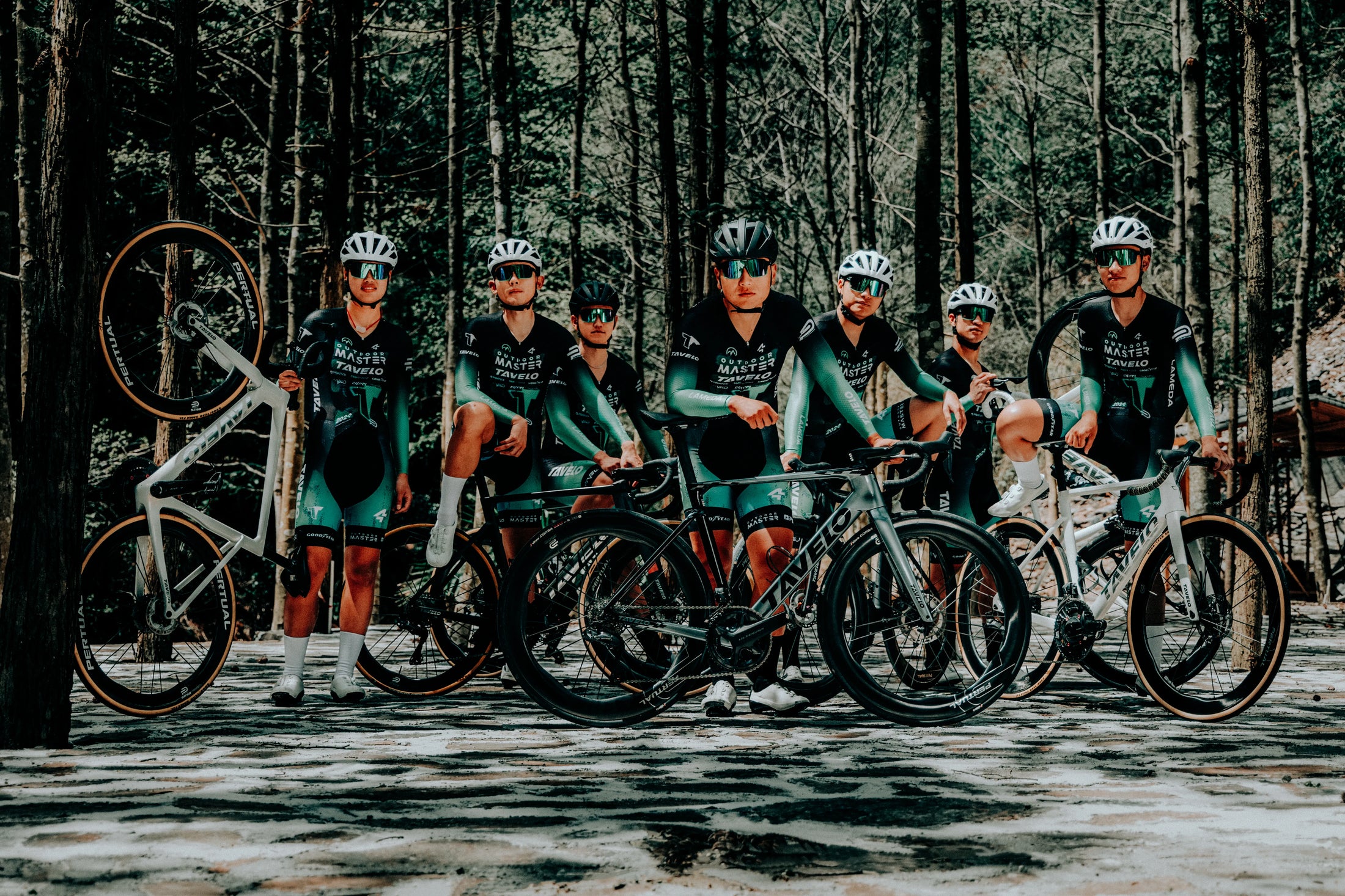 Ein Radsportteam, das in Formation auf einer offenen Straße fährt