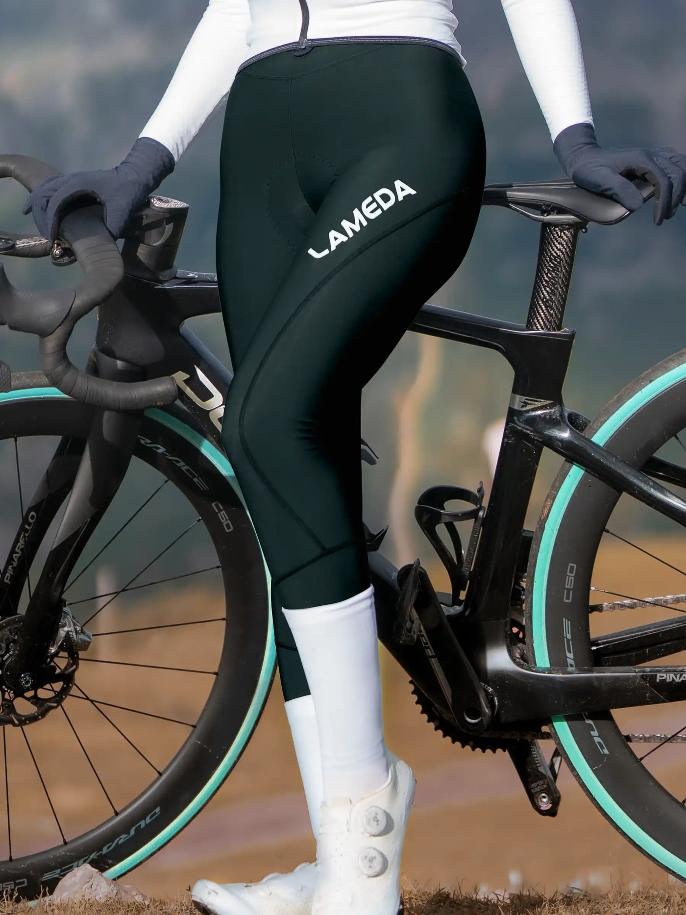Svart LAMEDA damtights med vit märkning, strömlinjeformad kroppsnära design och grundläggande termisk borstad fleecefoder