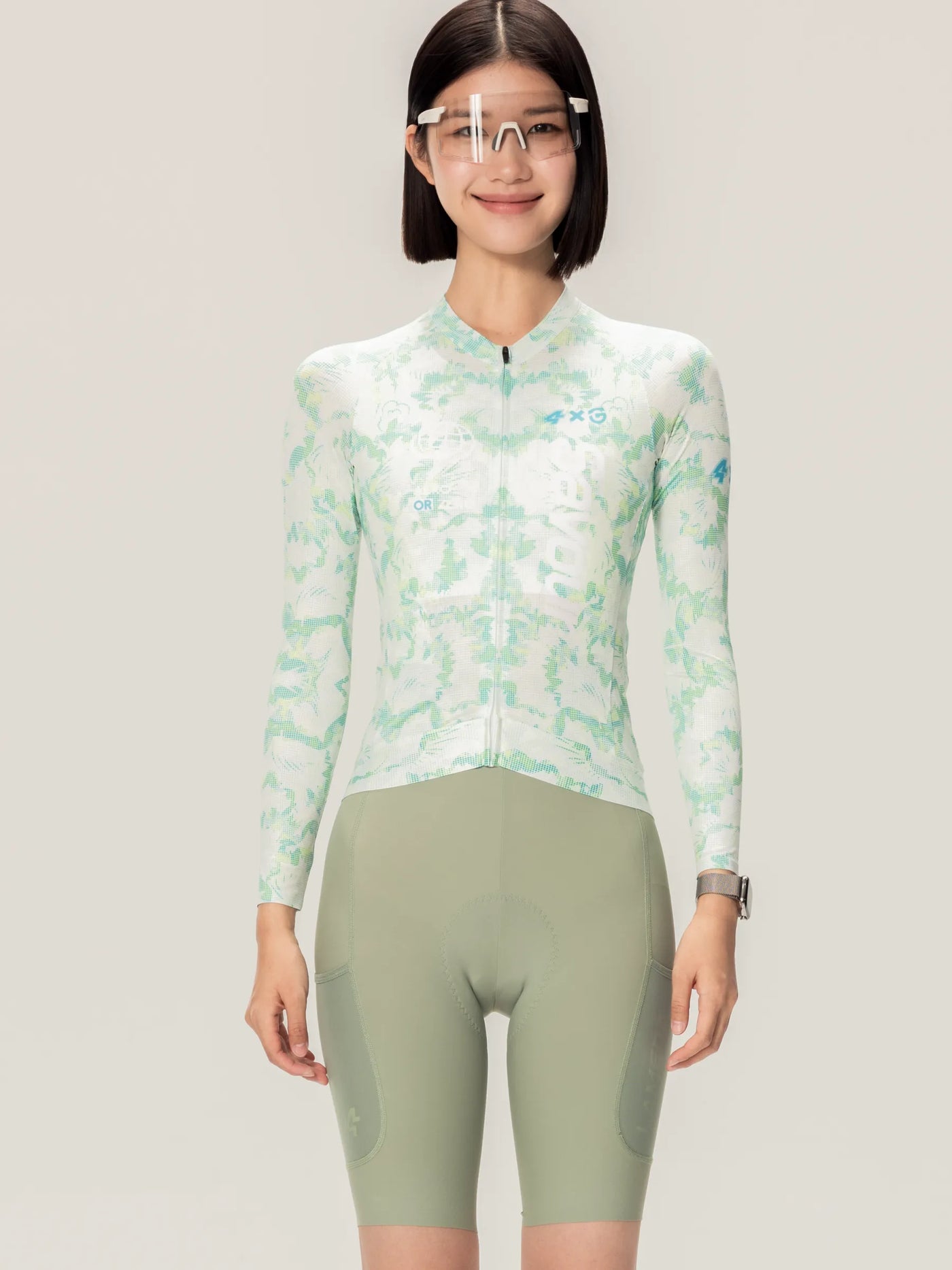 En kvinna bär en LAMEDA x australian unisex cykeltröja ls i savour lime green med kamouflage och blå detaljer