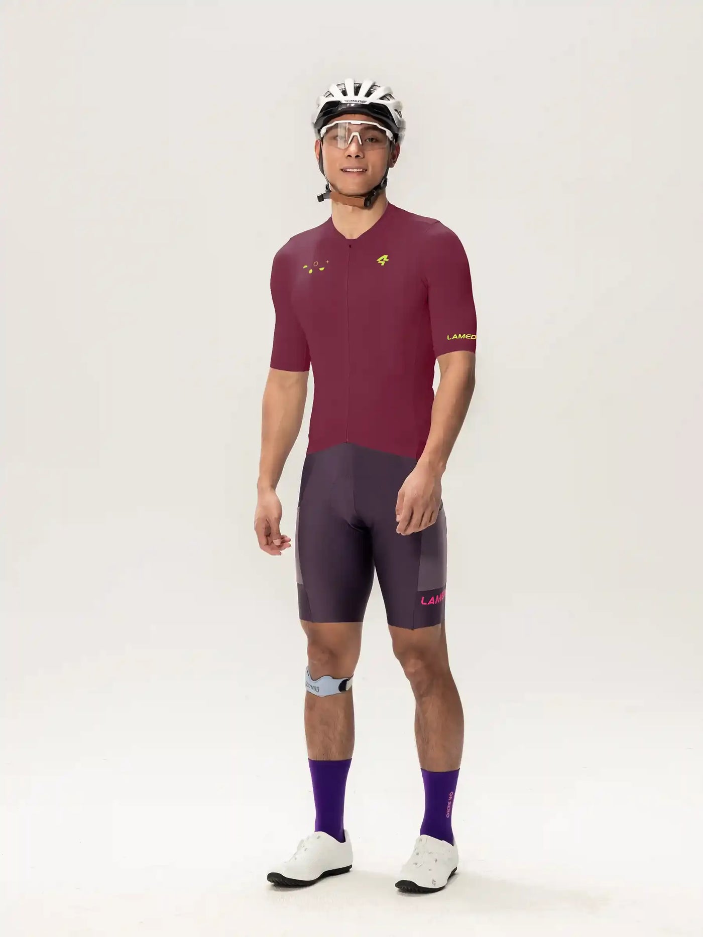 Roam kortärmad herr cykeltröja i rödbrun och grå med diskret gul logotyp på bröstet och ärmen för cykling