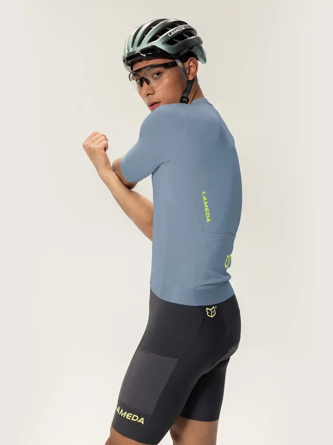 ljusblå kortärmad roam herr cykeltröja med neongrön LAMEDA-logotyp och matchande svarta cykelshorts set