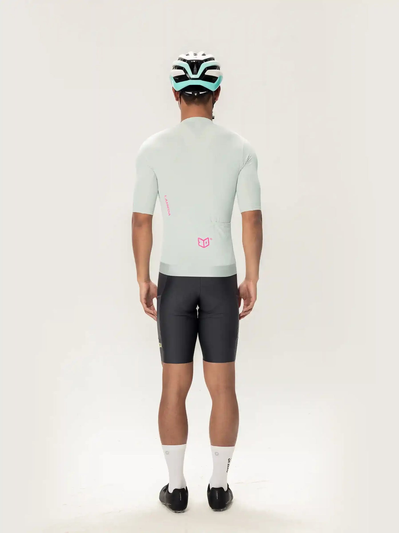 Ljusgrå roam herr kortärmad cykeltröja baksida med diskret rosa logo för vägcykling