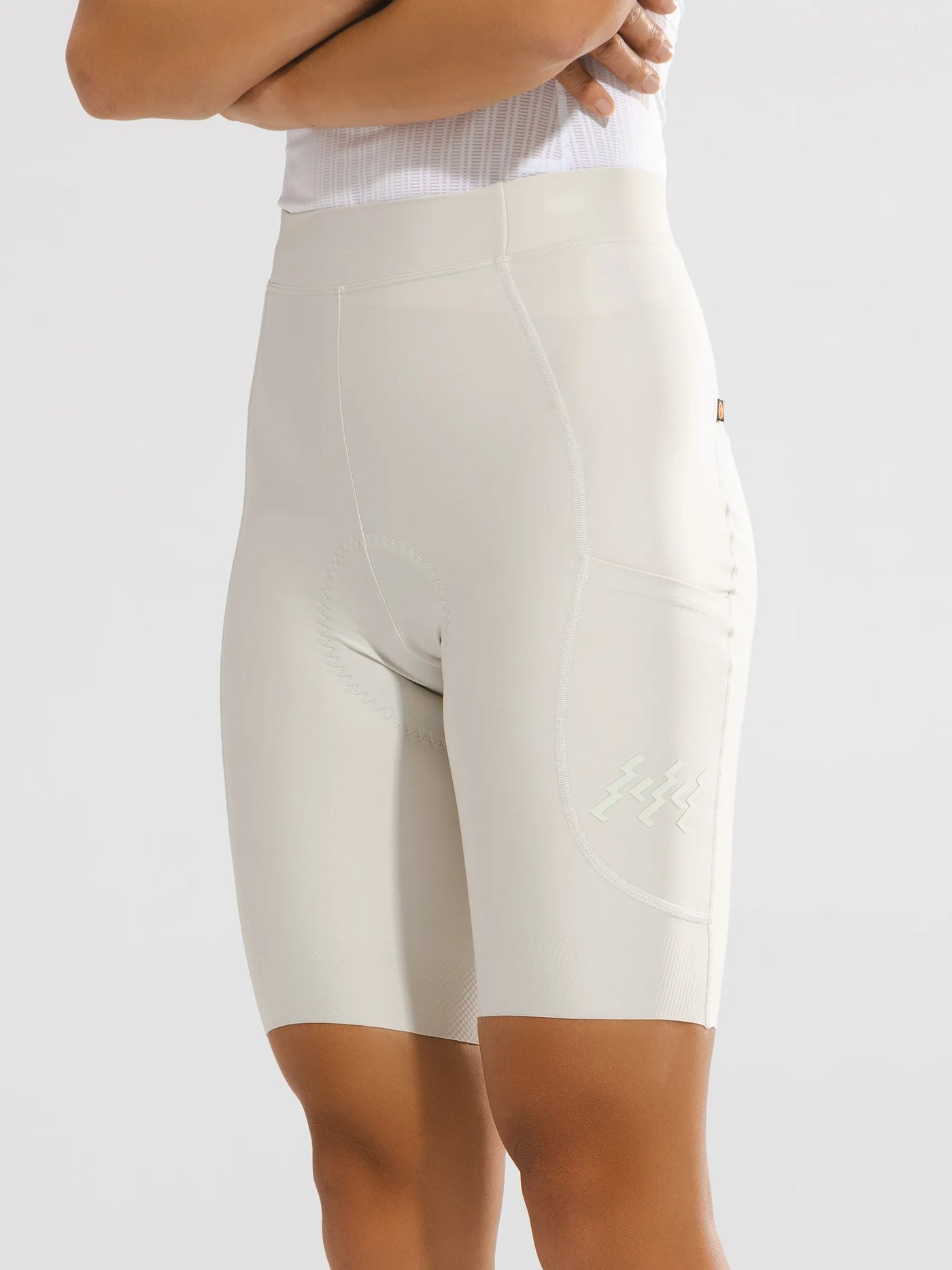 Krämvita LAMEDA damernas elitcykelshorts med slät väv och halkfria benhållare för cykelprestanda