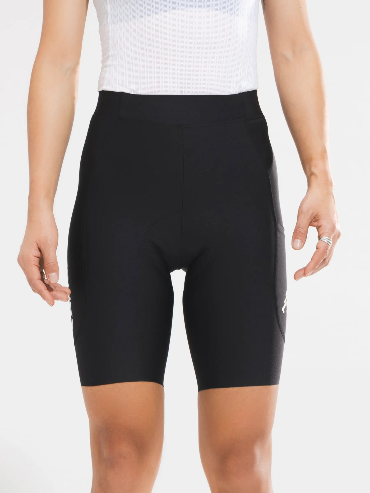 Svarta damers elitcykelshorts x580 med högmidjad design, halkhämmande benkanter och diskret vit varumärkning
