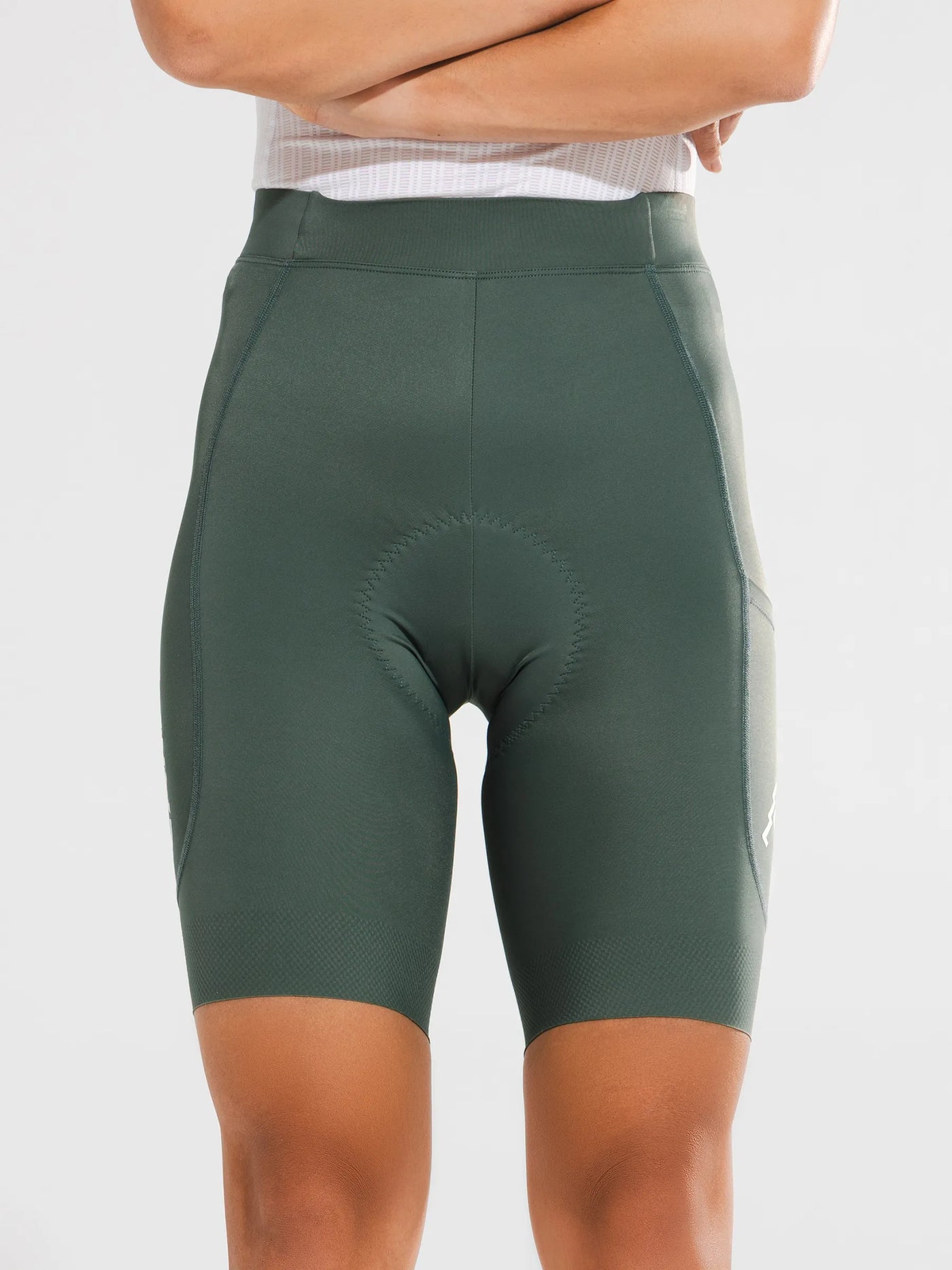 Damernas elitcykelshorts x580 i mörkgrön med polstrad sittzon, diskreta sidopaneler och antihalkgrippers på benen