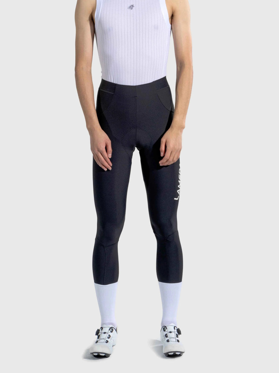 Svart LAMEDA stilrena herr-cykeltights med slank, figursydd design och diskret vit märkning för prestandaanvändning