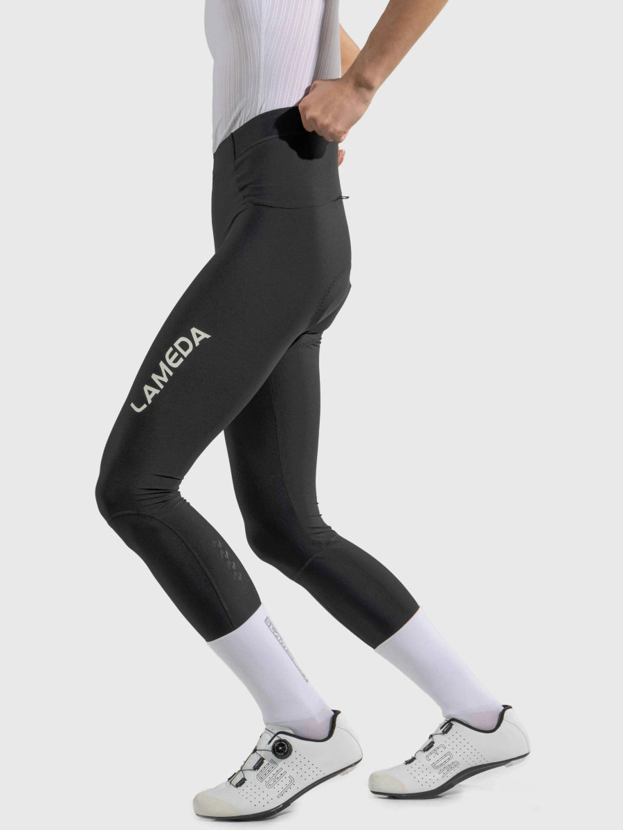 Svart LAMEDA chic herr cykeltights med strömlinjeformad formpassande design och vit varumärkning på låret