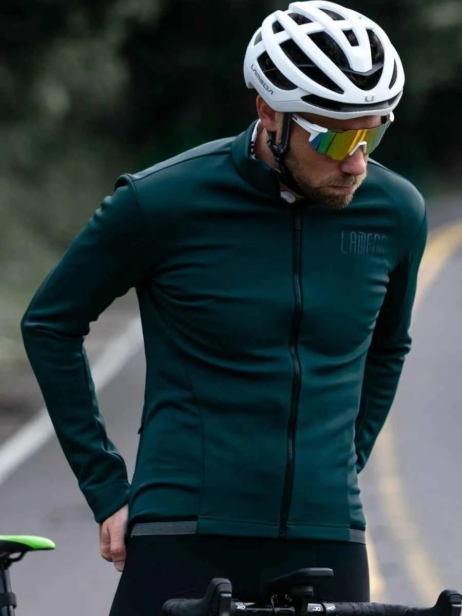 Vit uvex cykelhjälm med svarta ventiler och aerodynamisk design kombinerad med grön LAMEDA demeanour herrcykeljacka