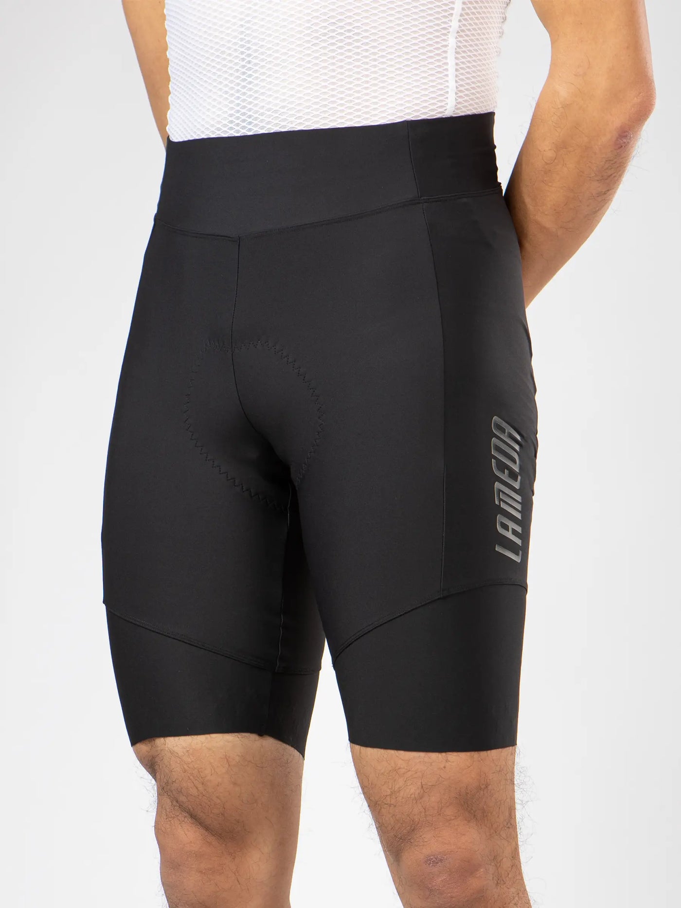 Dazzling men’s shorts black are high-waisted basic men’s cycling shorts in black laméda with subtle gray branding