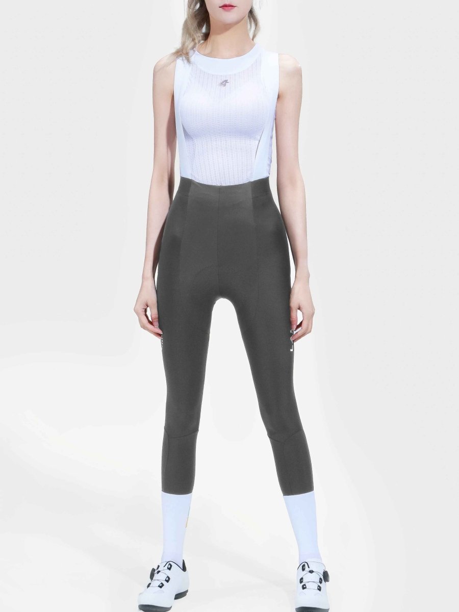 En strömlinjeformad figursmidande grå cykeltights med högmidjad design och vita strumpor från LAMEDA dreamscape damkollektion