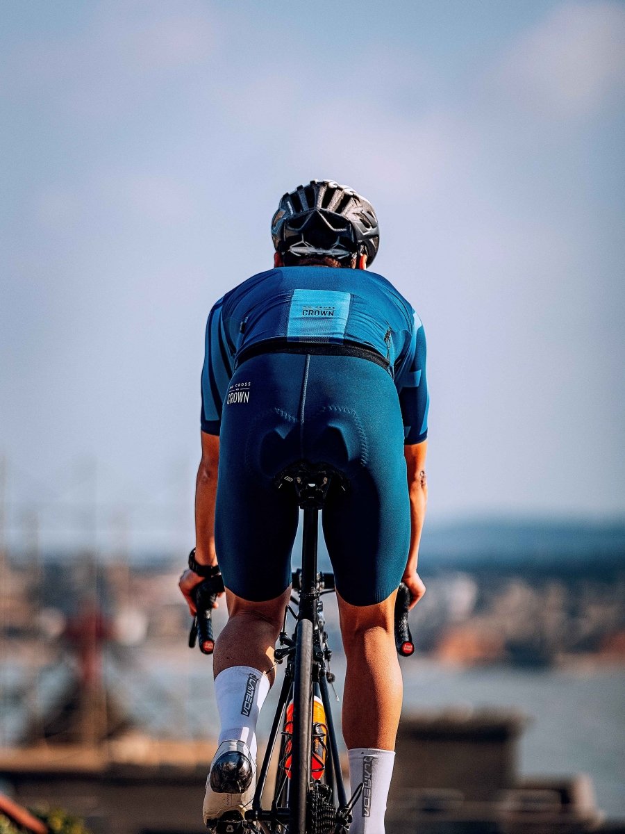 Baksida av dusk herrcykeltröja i starlight blue med svarta kanter och reflekterande detaljer med kron-logotyp