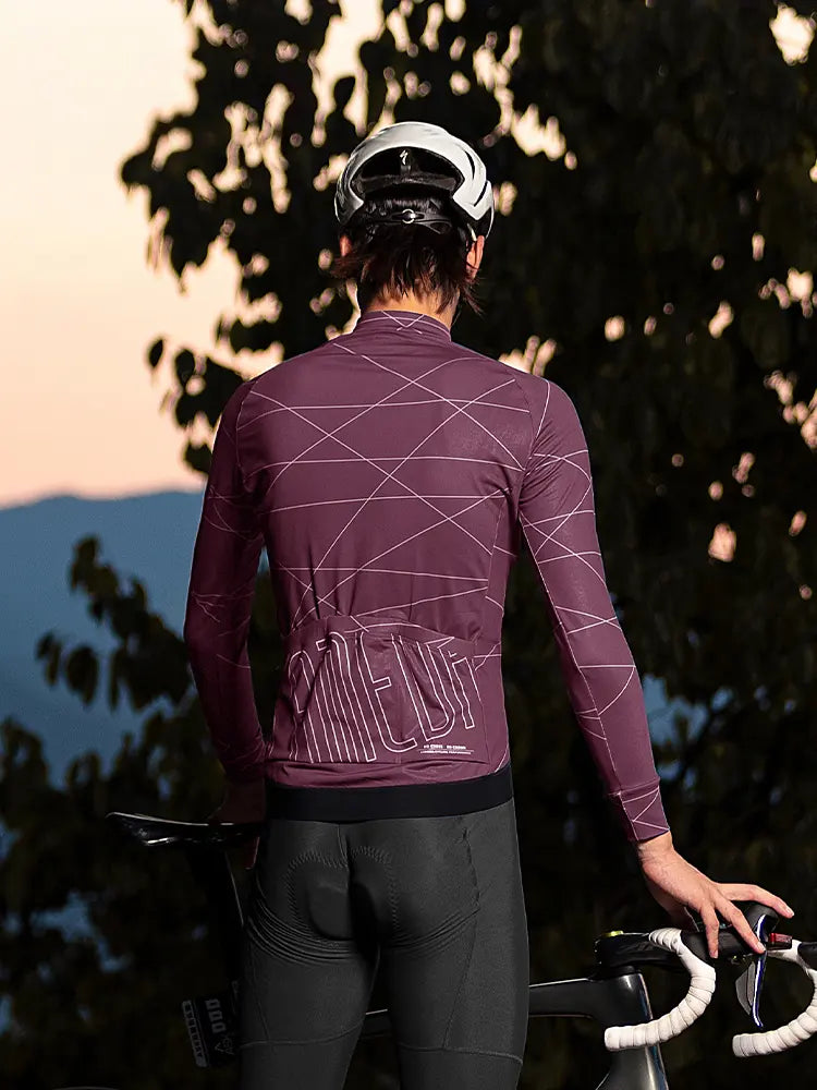 Baksida av en rödbrun LAMEDA dusk långärmad termisk cykeltröja med vita geometriska linjer och diskret märkeslogotyp