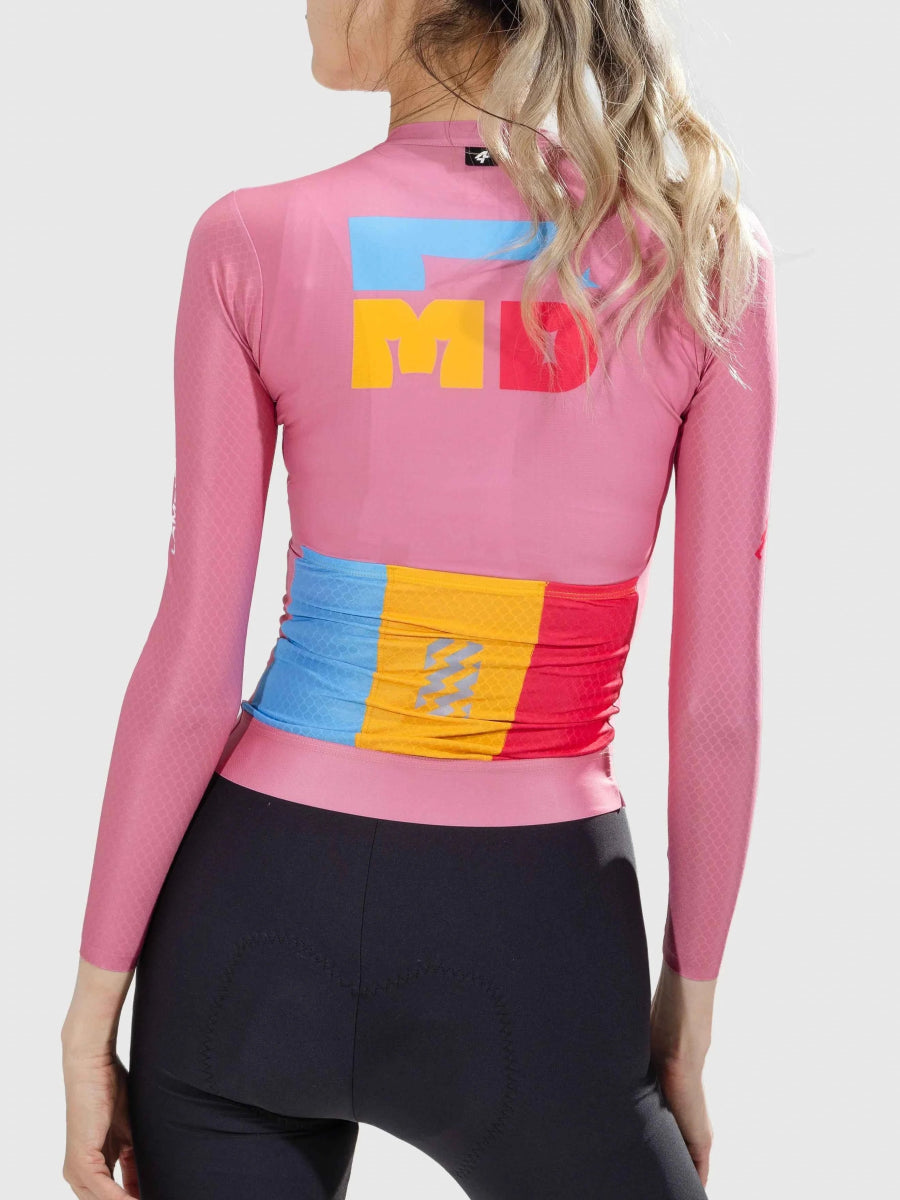 Achteraanzicht van roze LAMEDA betoverende damesfietstrui met lange mouwen met opvallend geometrisch logo en gerimpelde tailleband