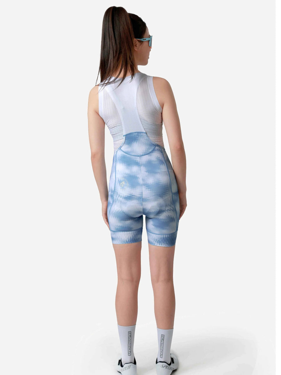 Blommiga kvinnors cykelhängselbyxor i bläckblått med blå och vit tie-dye-mönster och stödjande figursydd design för kvinnor