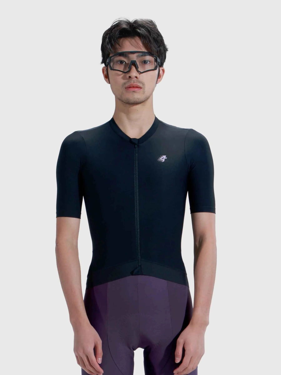 Svart kortärmad LAMEDA flutter cykeltröja med diskret vit logotyp på bröstet för herrcykling