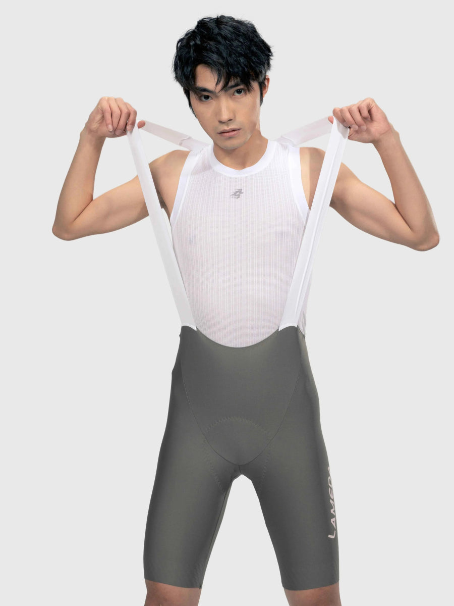 Graugrüne Lameda Gallop Herren Cycling Bib Shorts mit atmungsaktivem weißem Mesh-Oberteil und verstellbaren Trägern für den Radsport