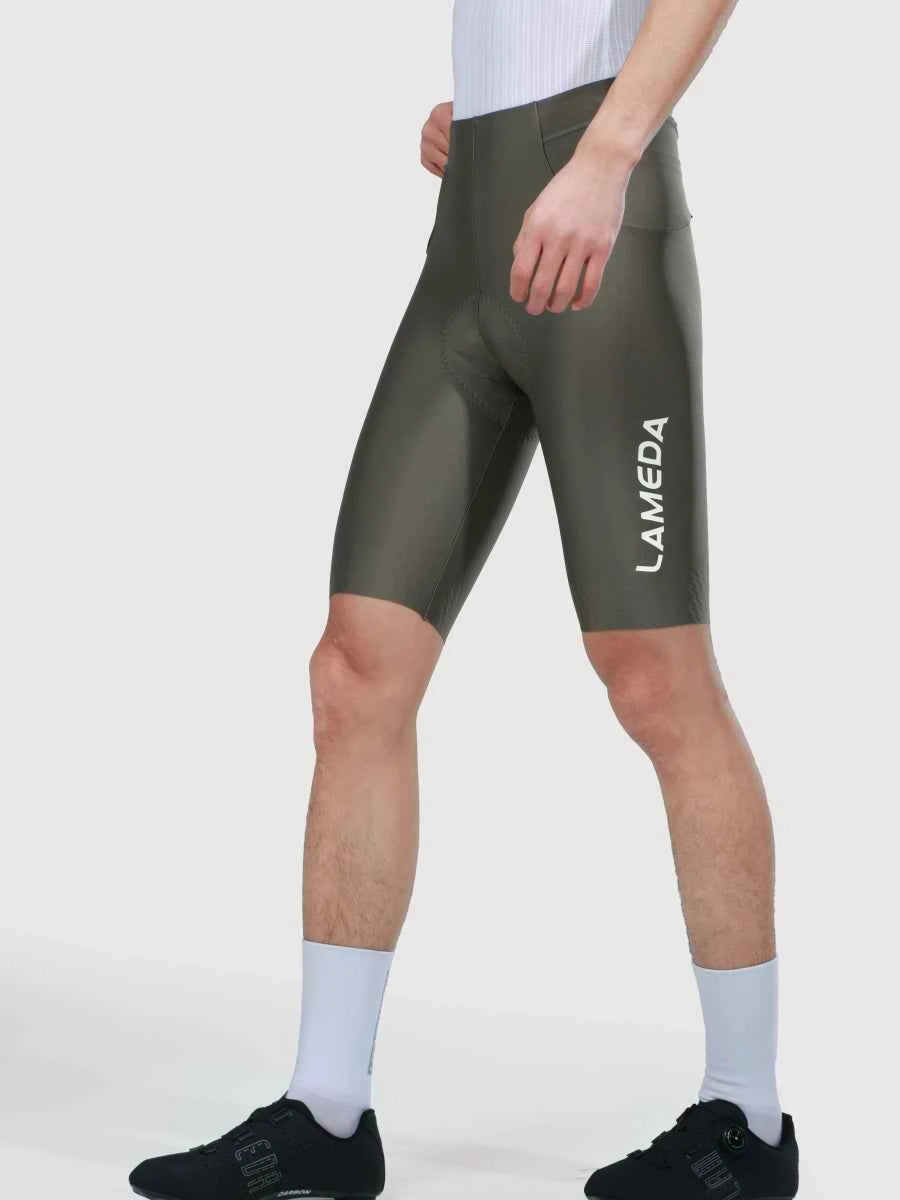 olivgröna LAMEDA glide herr cykelshorts med slank passform och vit vertikal varumärkning på sidan
