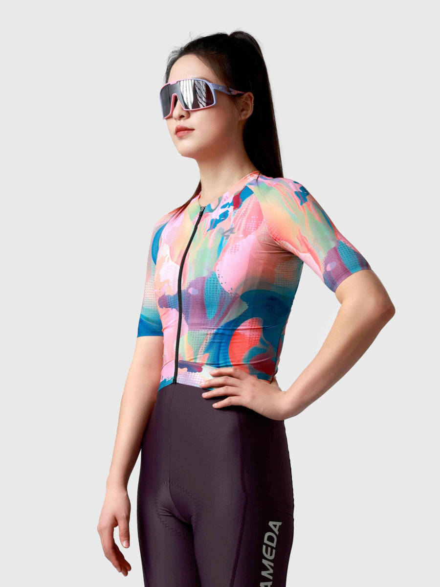 Hue dames wielershirt in rokerig roze met levendig abstract verfspatontwerp voor geavanceerde wielrenparen