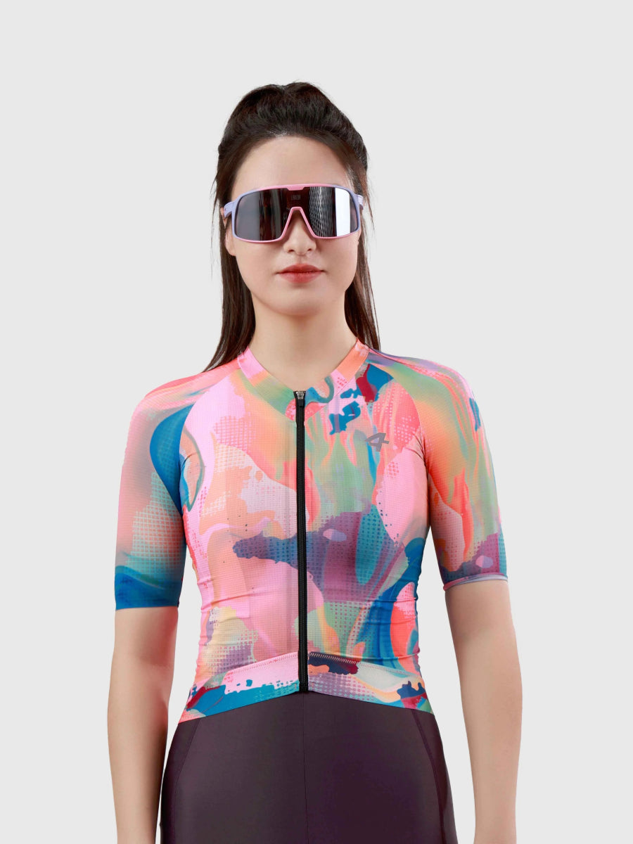 Hue dames fietstrui met levendige korte mouwen en gedurfd abstract verfspattenontwerp in rokerige roze tinten
