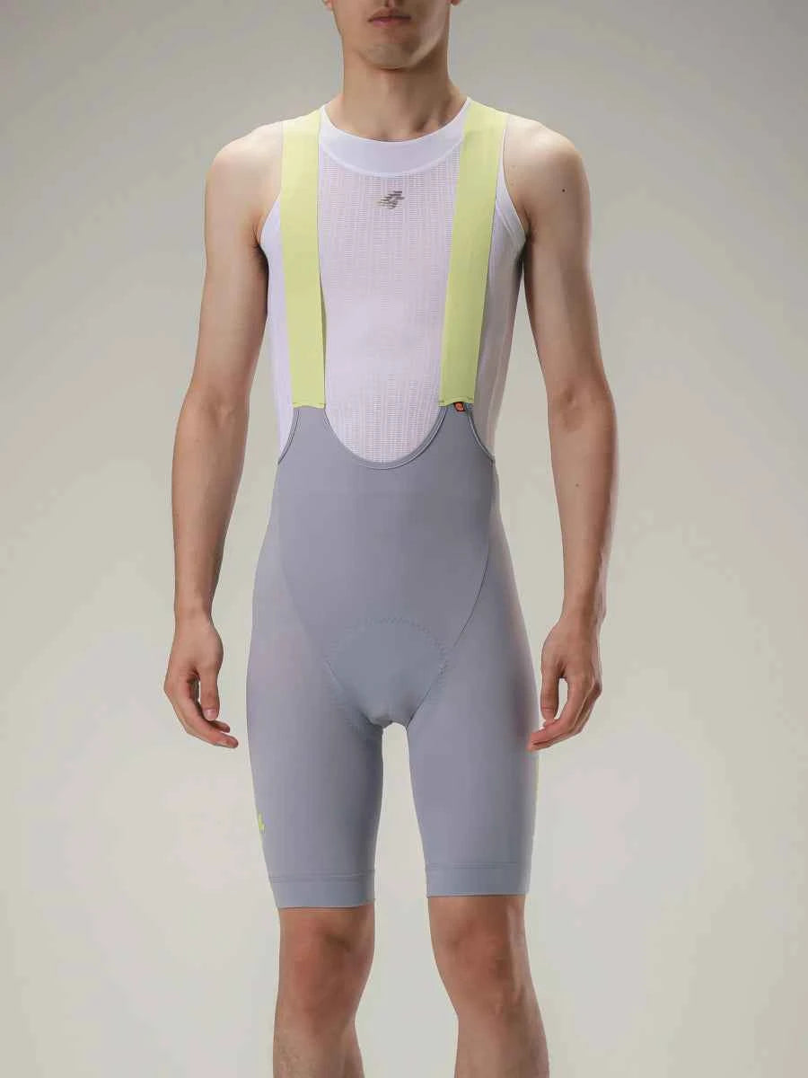 Ljusgrå LAMEDA herrers cykelhängselshorts med klargula elastic interface® hängslen och vit nätöverdel