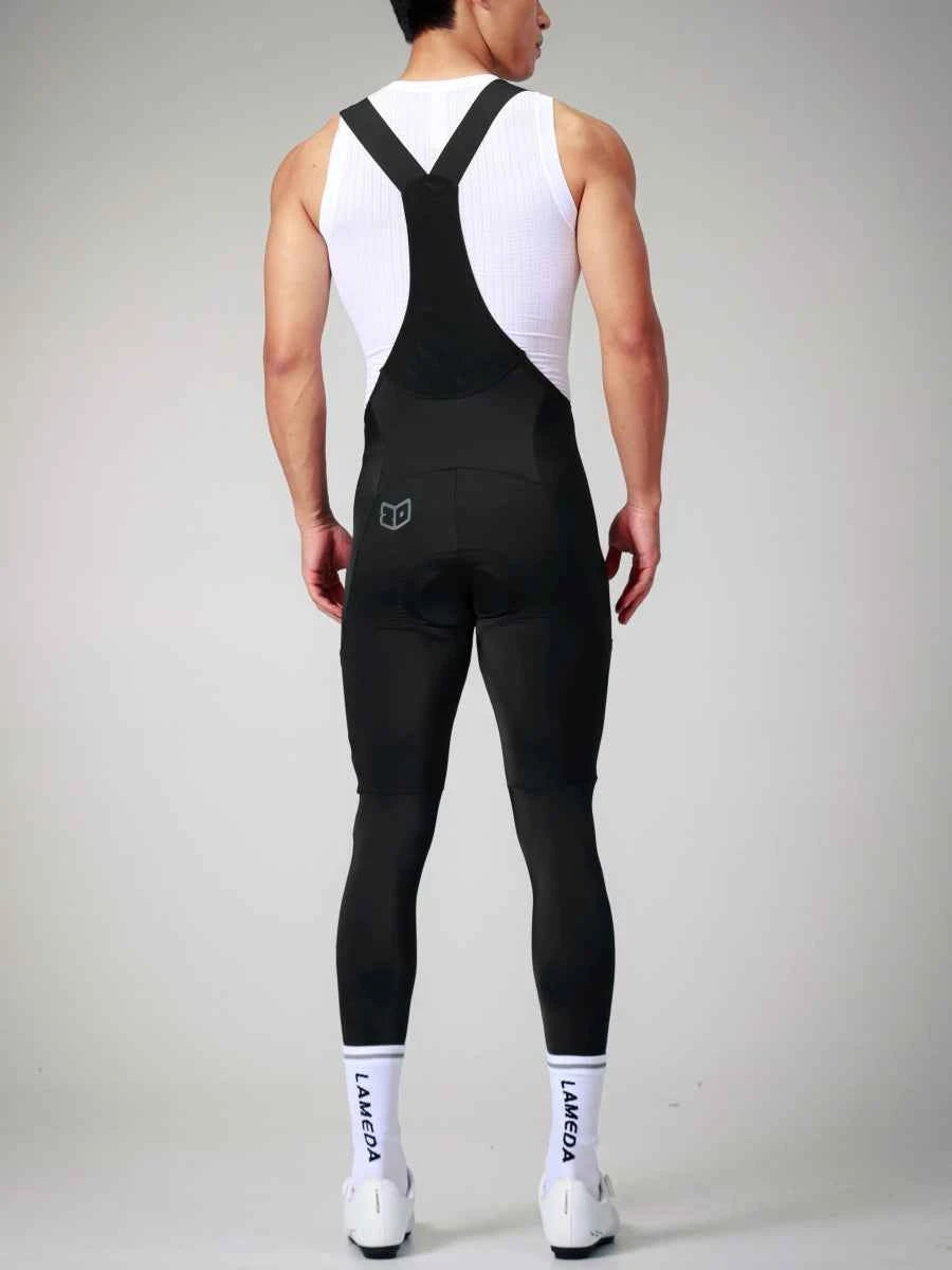 Baksida av svarta LAMEDA herrars cykelbib-tights med vita axelremmar och elastic interface®-märkta strumpor