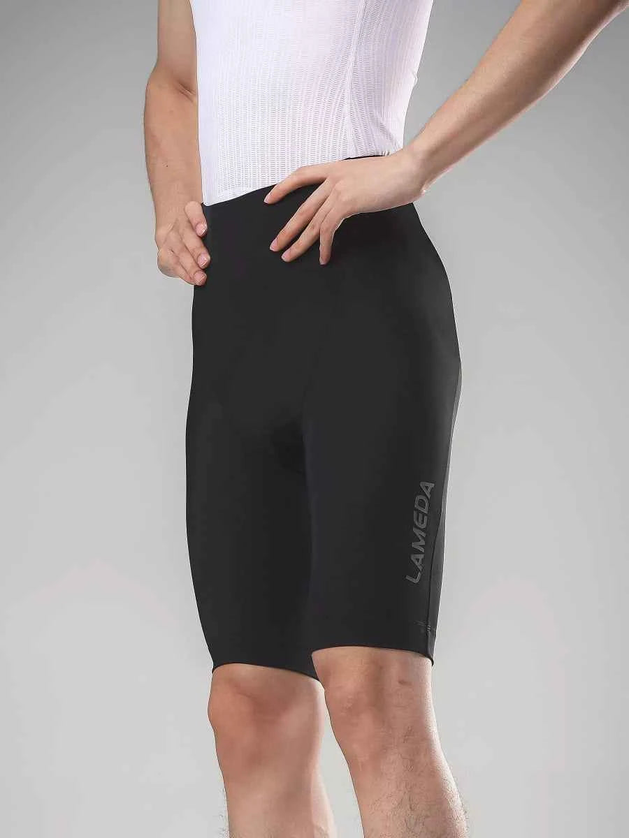 Svart LAMEDA herr cykelshorts med elastisk övergångskonstruktion i lårpartiet och diskret grå märkning på sidan