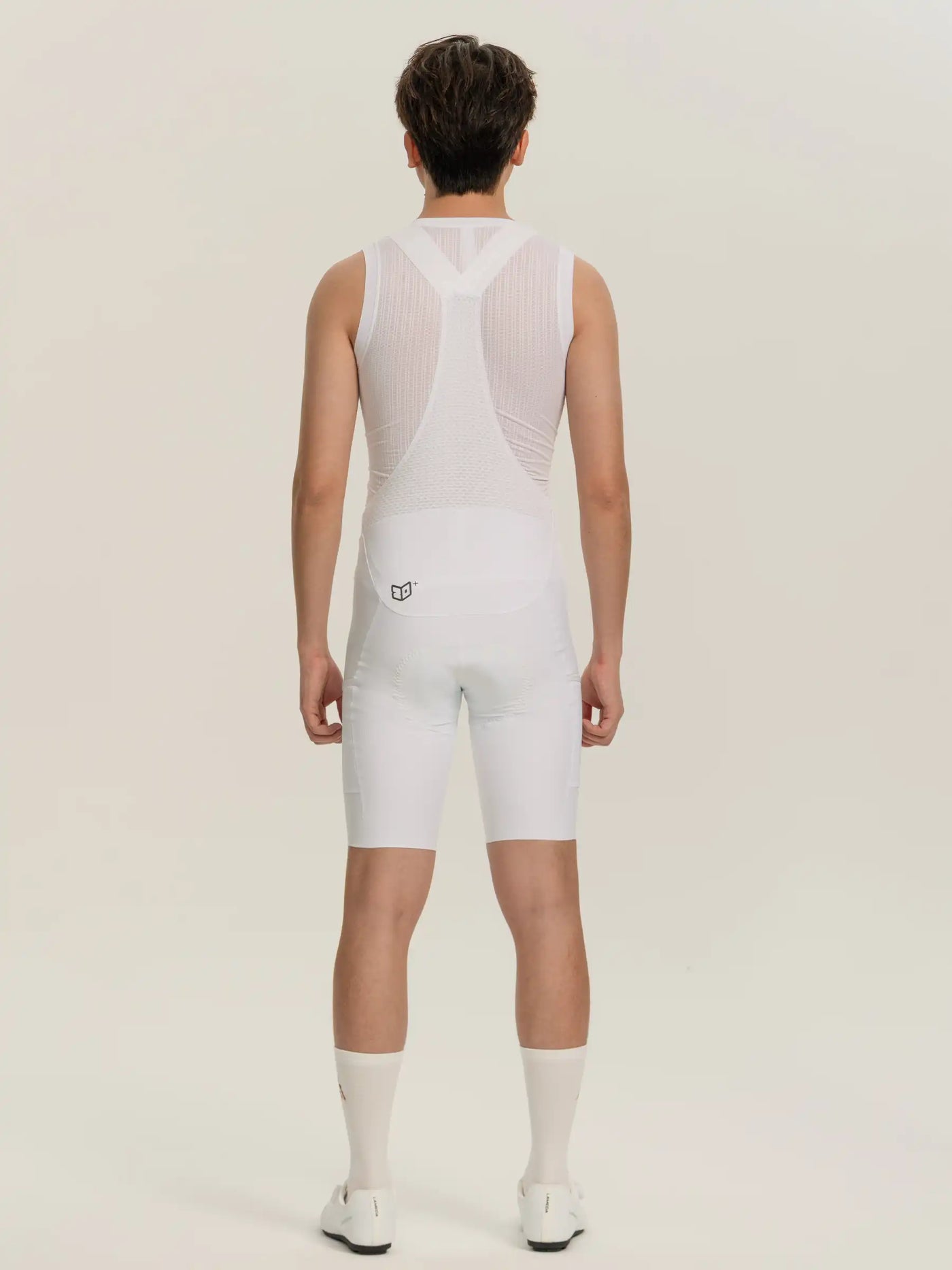 Vit herrars cykelbibshorts med hjärt- och fjäderdesign och nätbakpanel utformade för cykelkomfort och andningsförmåga