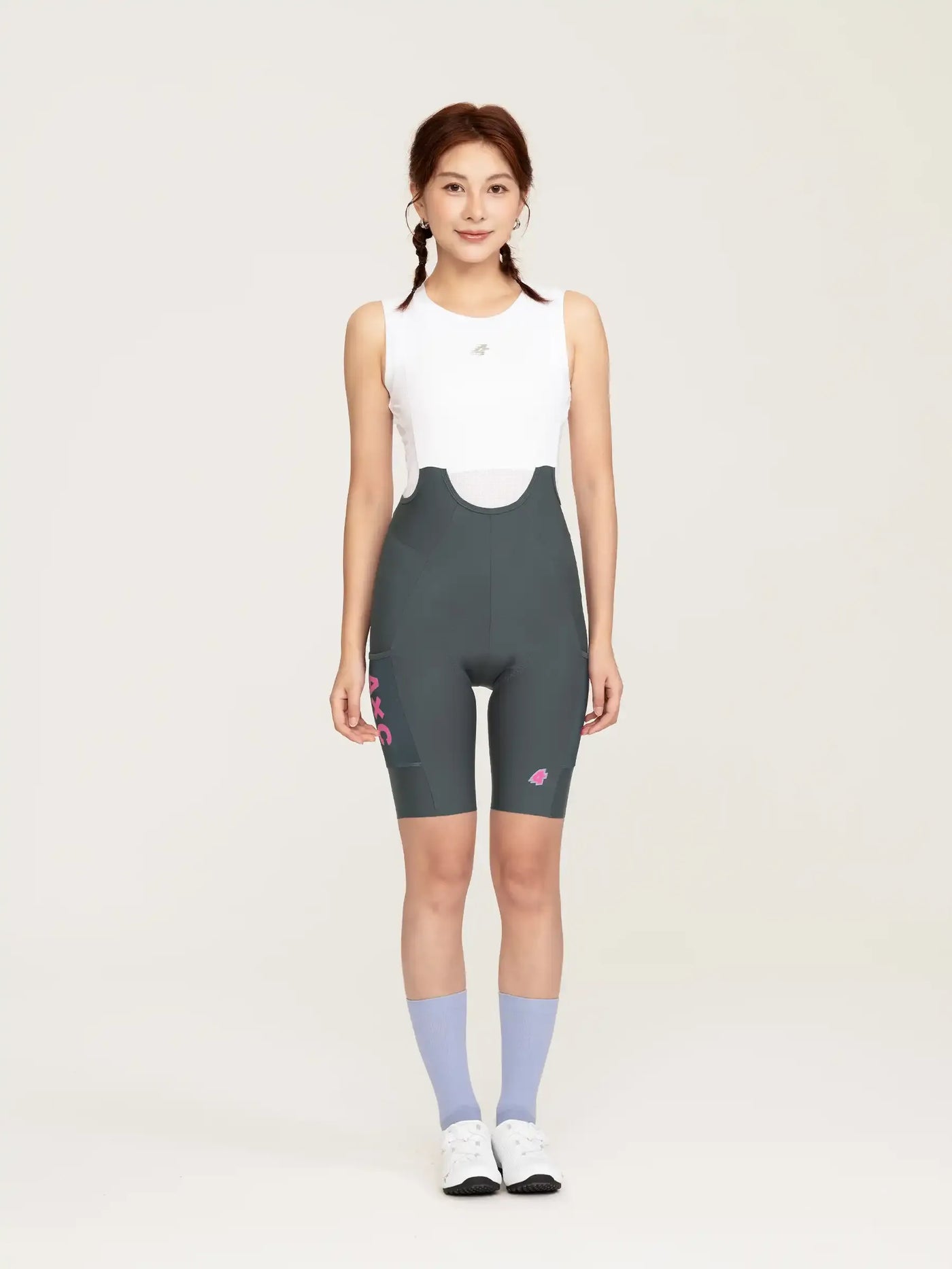 Heart Feather dam cykelhållshorts i vit och kolgrå med rosa logotypdetaljer för cykelprestanda