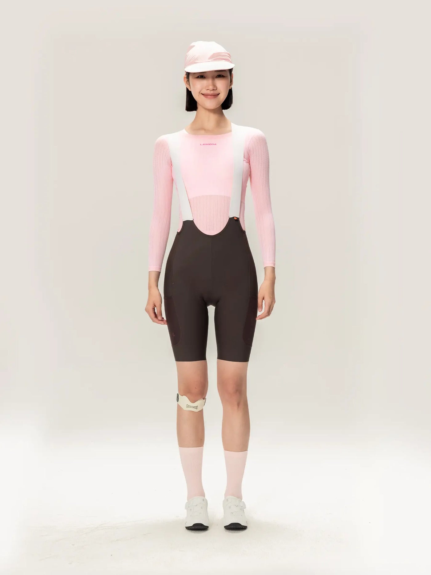 Kvinna i rosa långärmad lightweave dam baslager cykeltröja med airflow nät och LAMEDA clouds damdesign