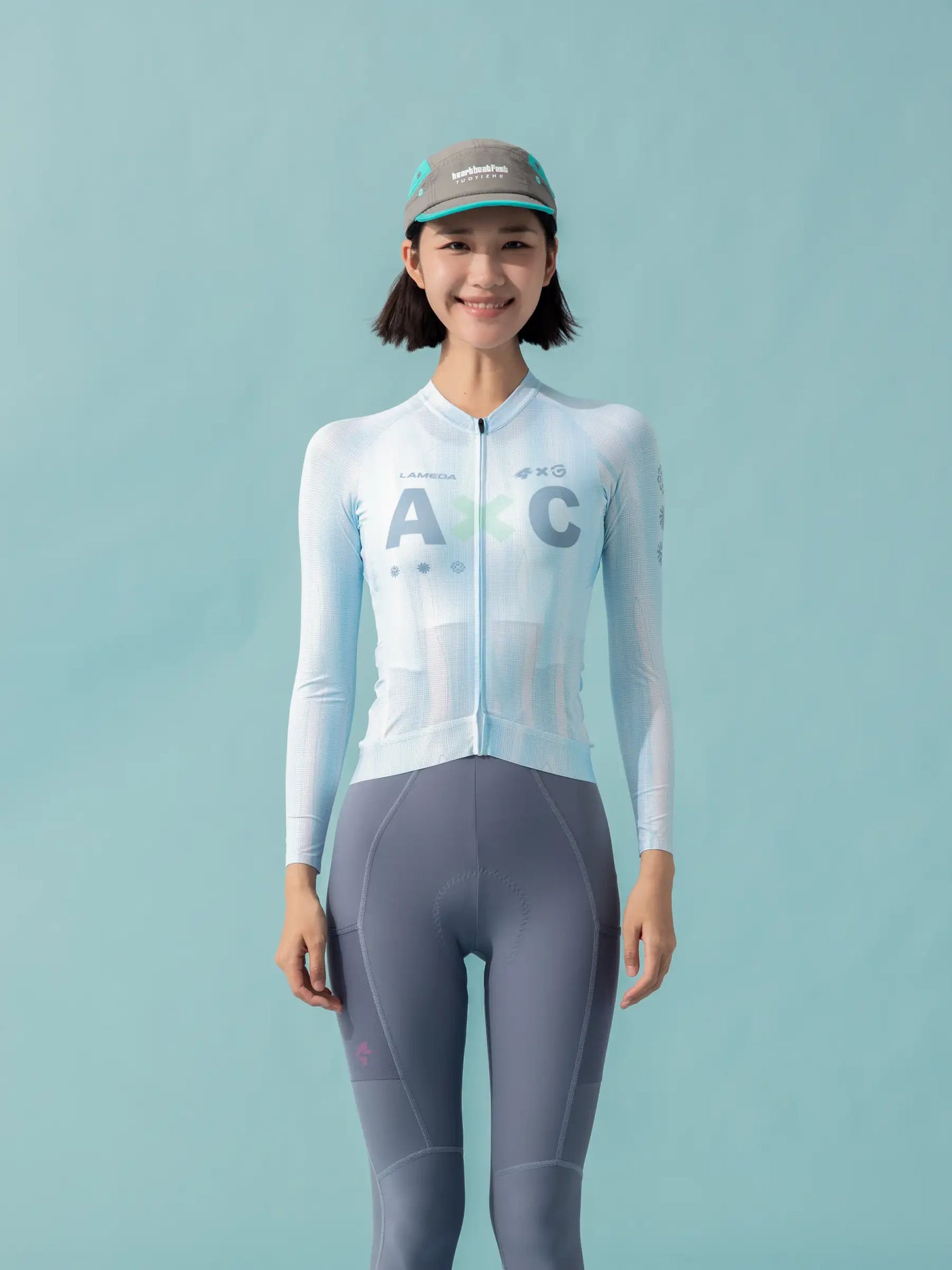 Ljusblå långärmad cykeltröja med grå detaljer och framdragkedja från LAMEDA x Australian Studio unisex cykellinje