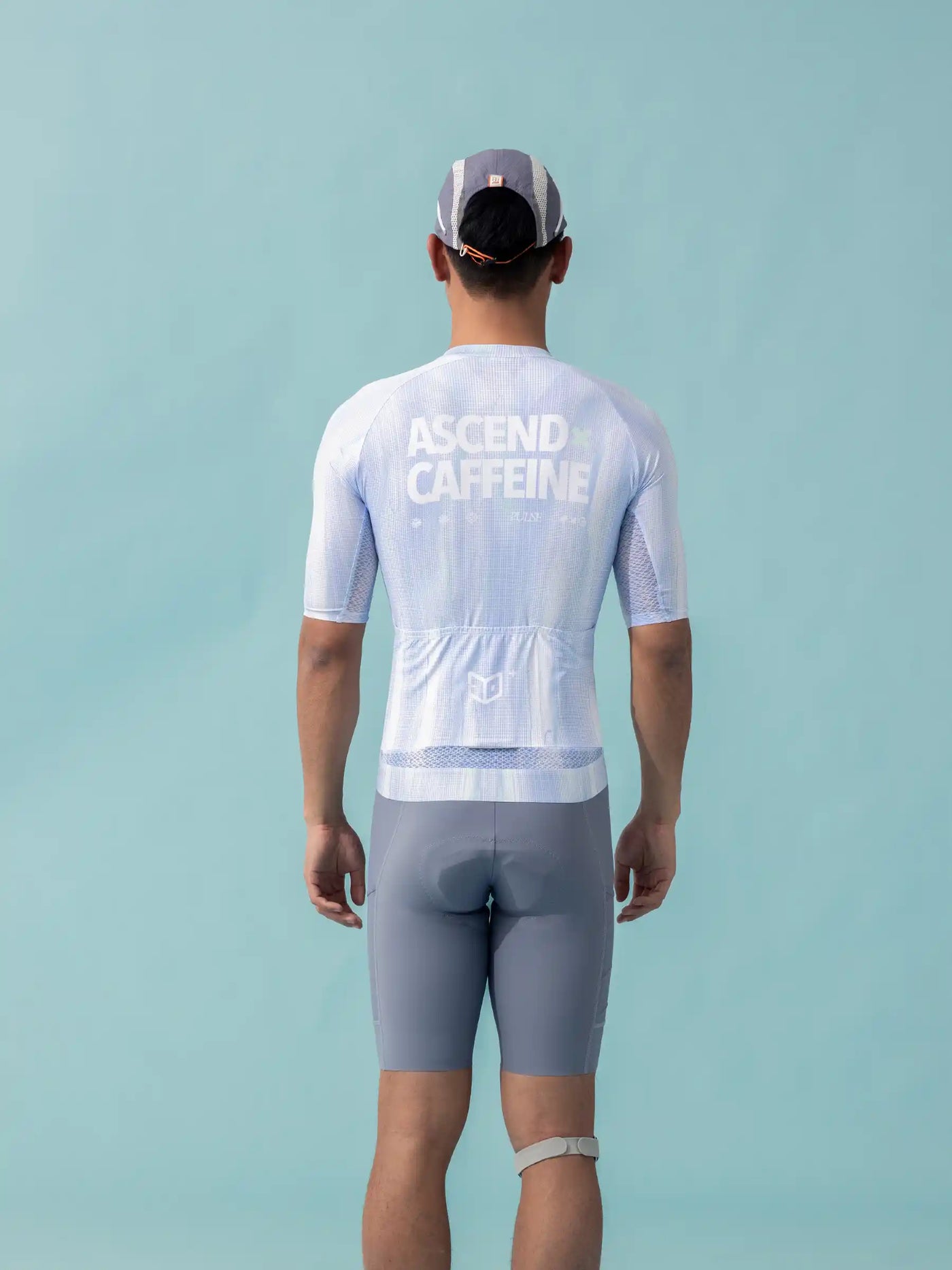 Baksida av en vit unisex cykeltrikå LAMEDA x australian med ascend caffeine tryck andningsbart nät och grå detaljer