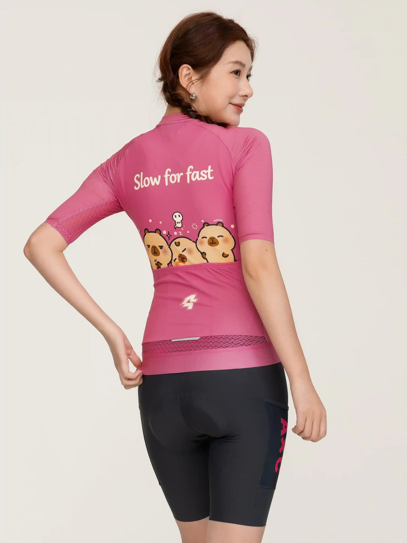 Bakifrån LAMEDA x capybara australian studio unisex kortärmad cykeltröja i bärrosa med slow for fast grafik och djurmönster