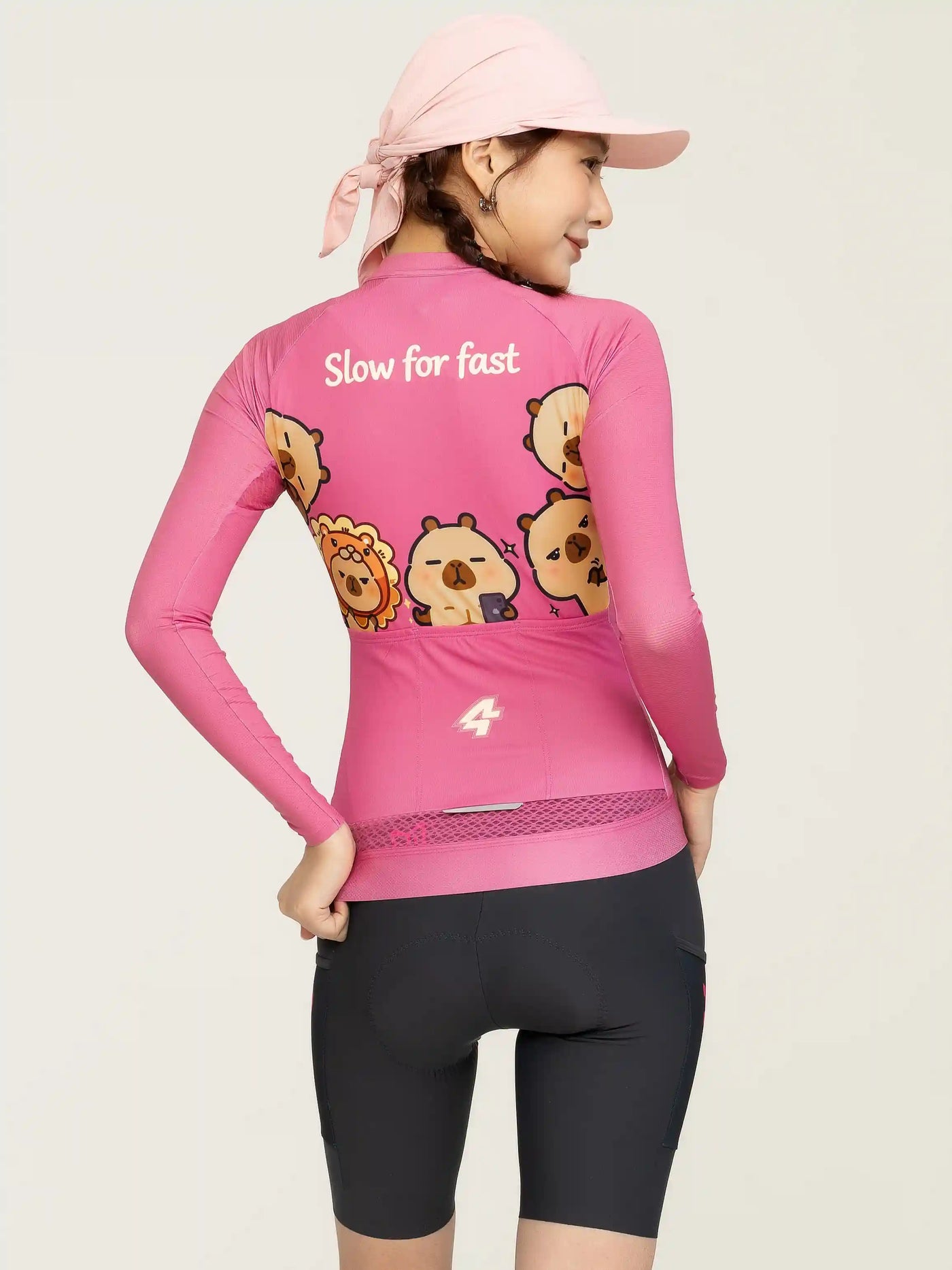 Bakifrån LAMEDA x capybara australian studio unisex långärmad cykeltröja i bärrosa med djurmönster och texten slow for fast
