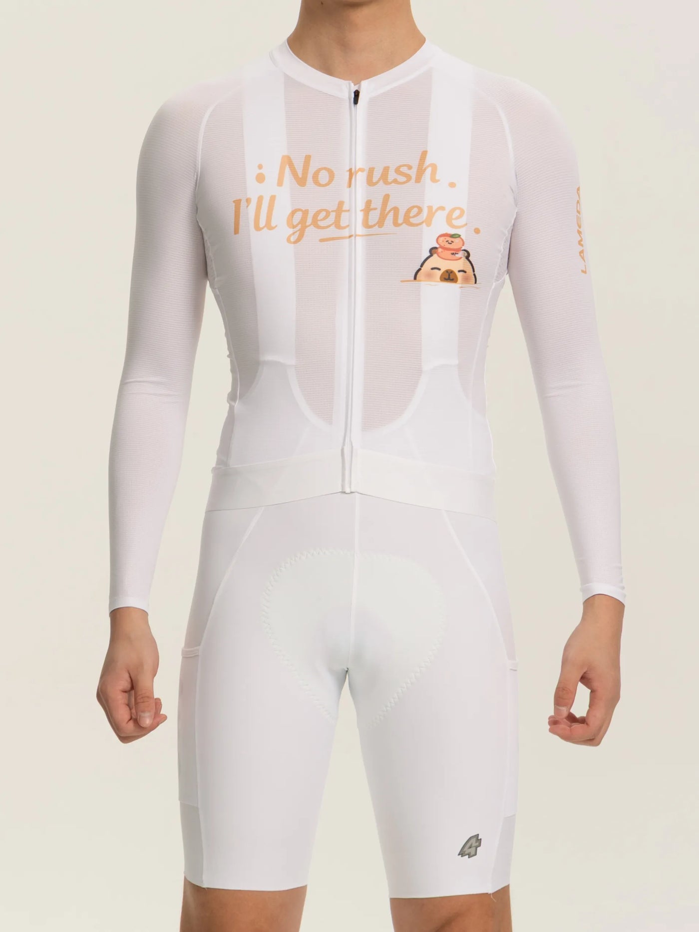 Vit långärmad LAMEDA x capybara cykeltröja med genomskinlig nätpanel och apelsinfärgad text no rush australiensk studio unisex