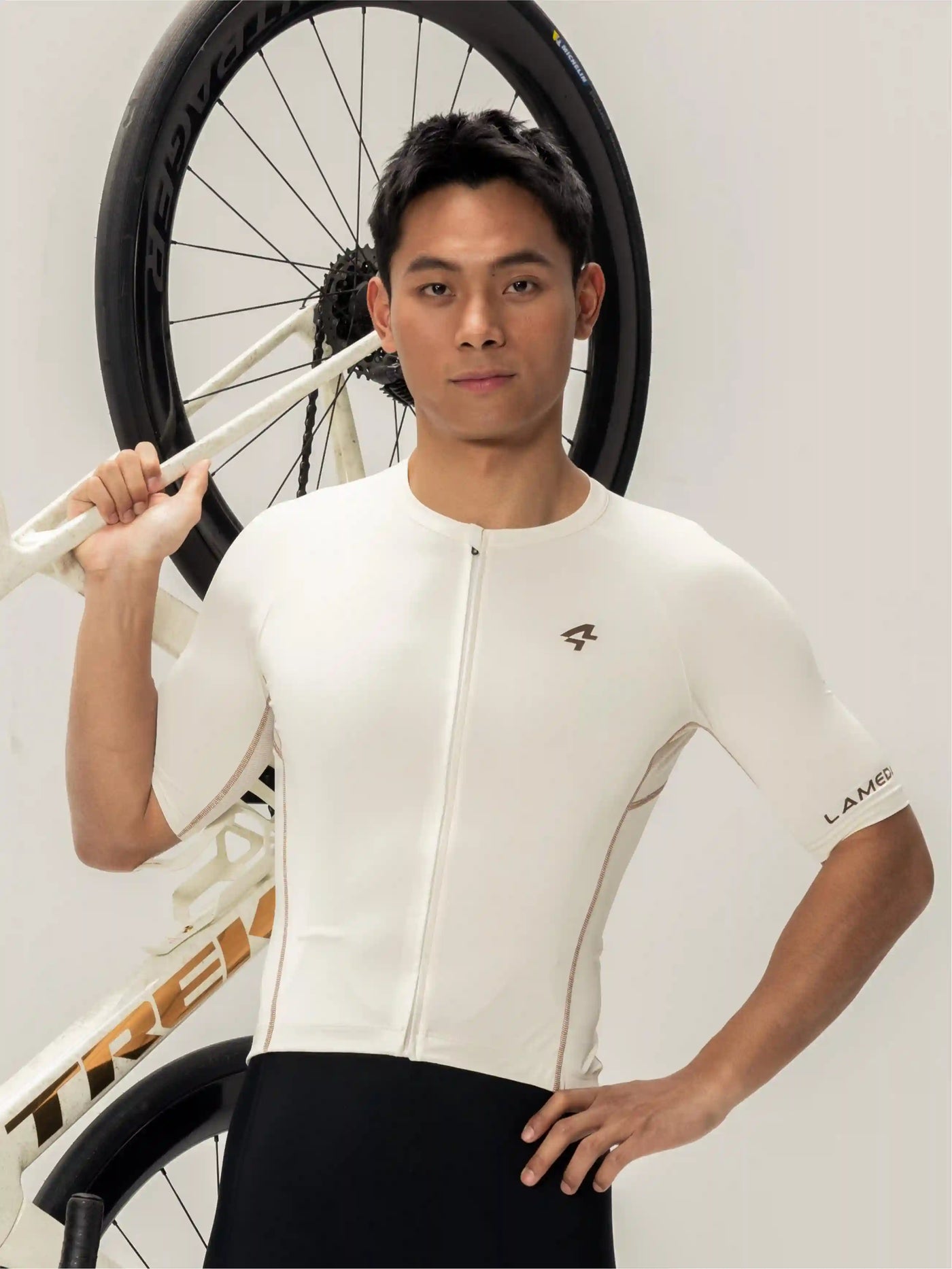 Vit kortärmad wind chaser herr cykeltröja med svart dragkedja och krämfärgad logotyp för cykling