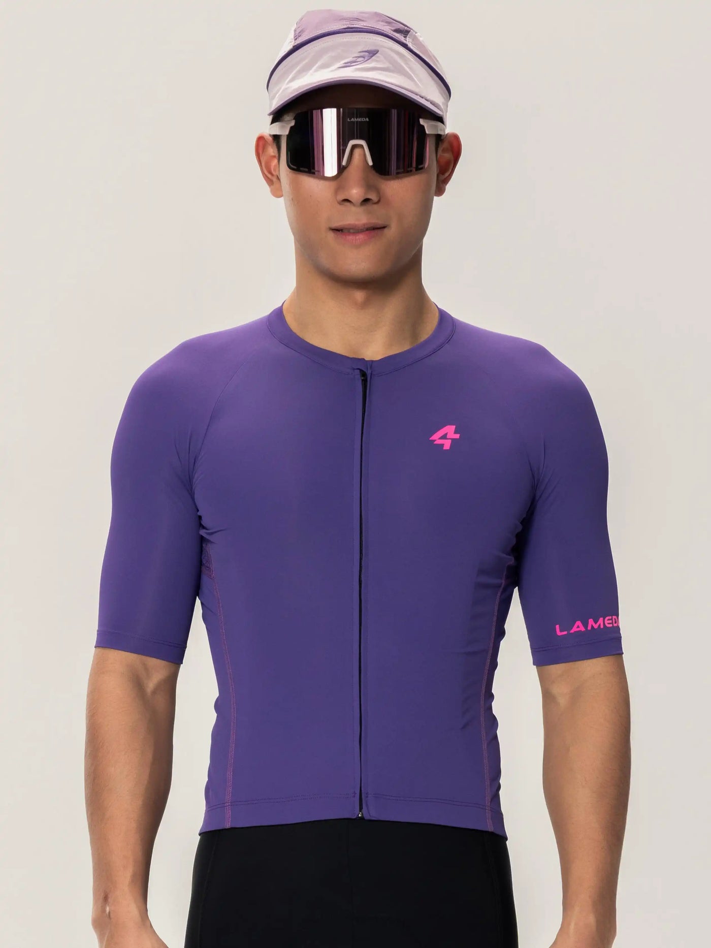 Wind chaser herr kortärmad lila cykeltröja med rosa logo och heldragkedja och performance cykeltyg