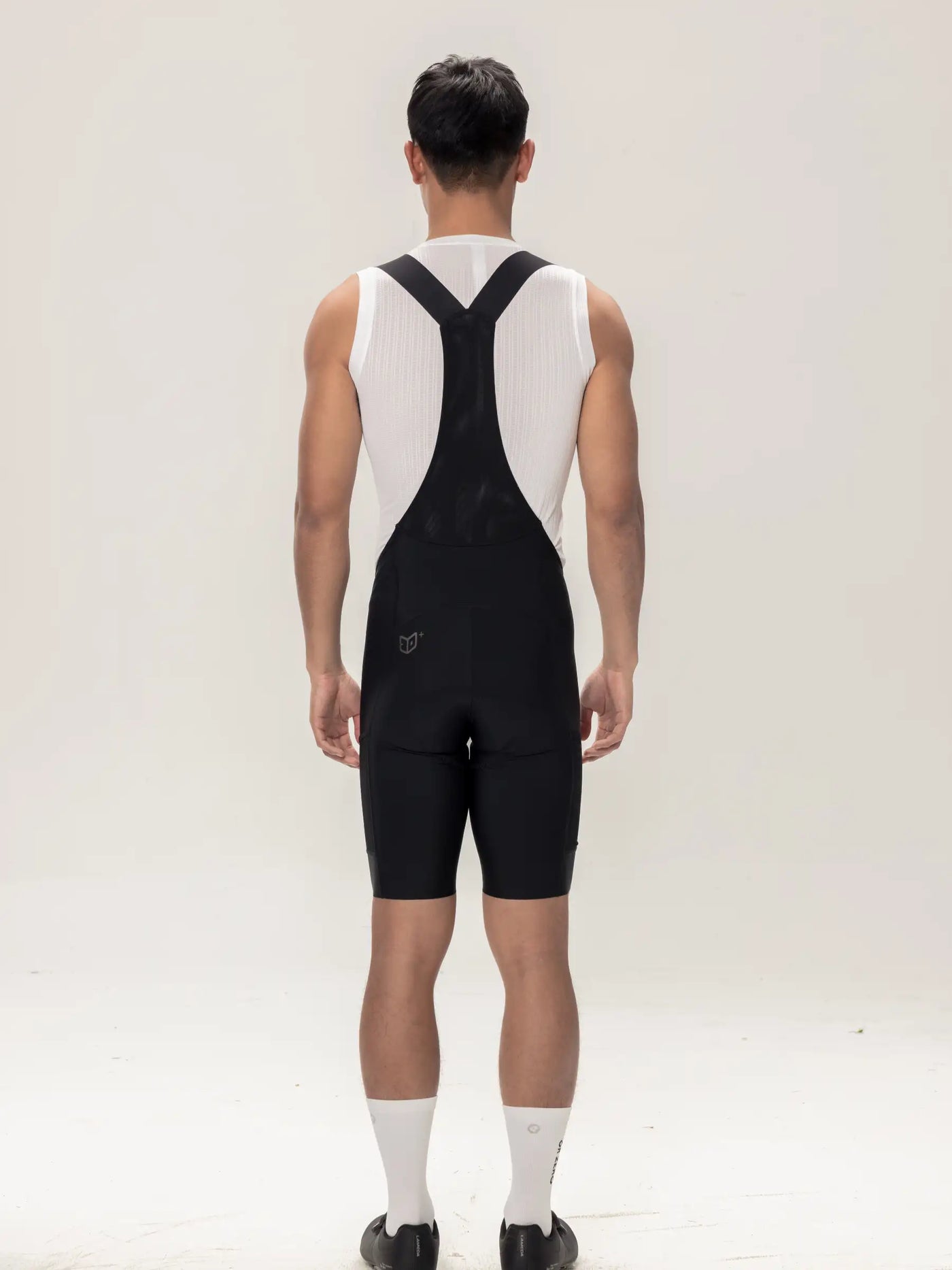 Baksida på LAMEDA svarta herr cykleshorts med hängslen med vita nätpaneler och elastic interface pro logo på nedre ryggen