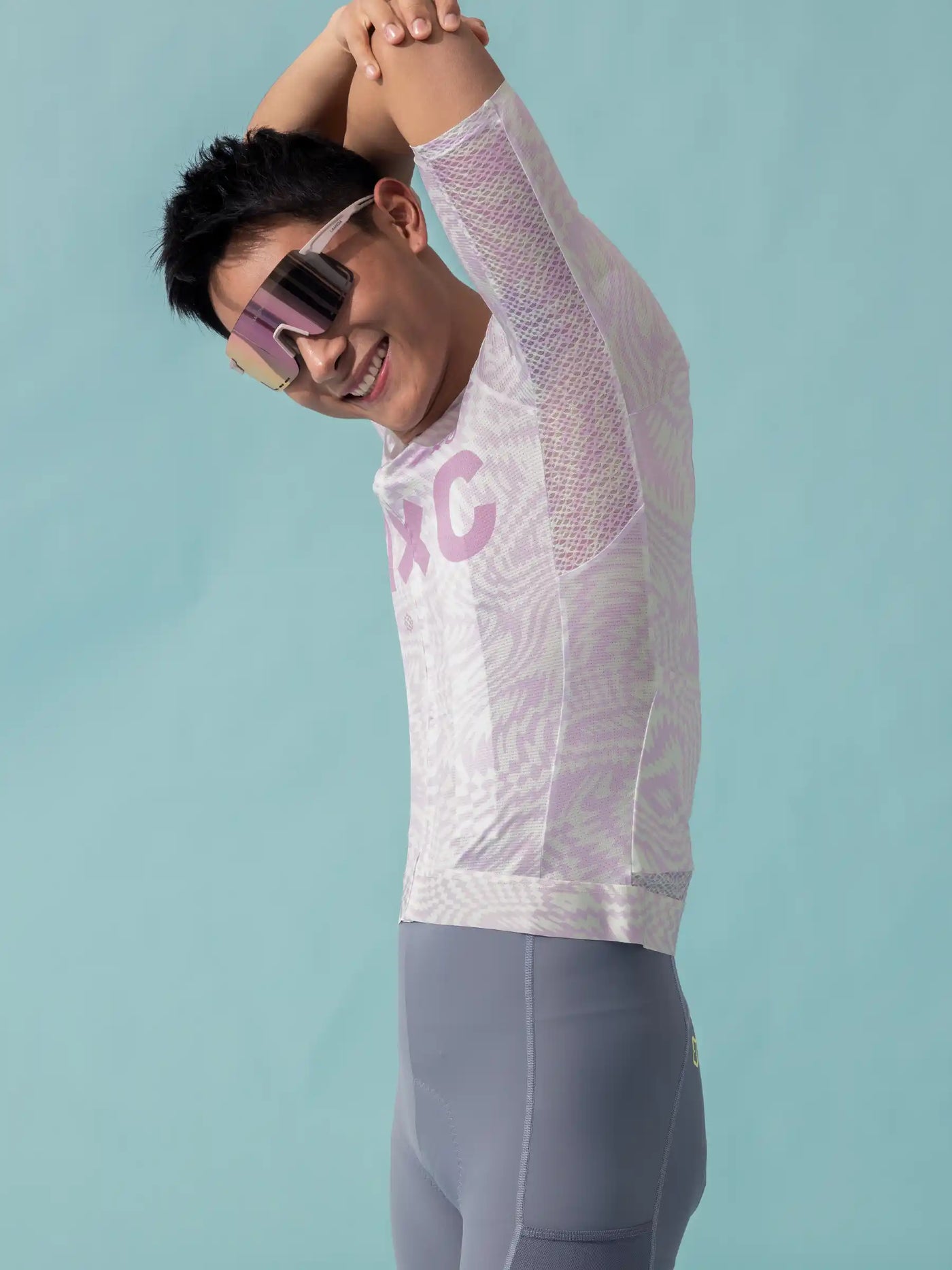 Vit studio unisex cykeltröja med nätpaneler och rosa XC-bokstäver av LAMEDA x australian