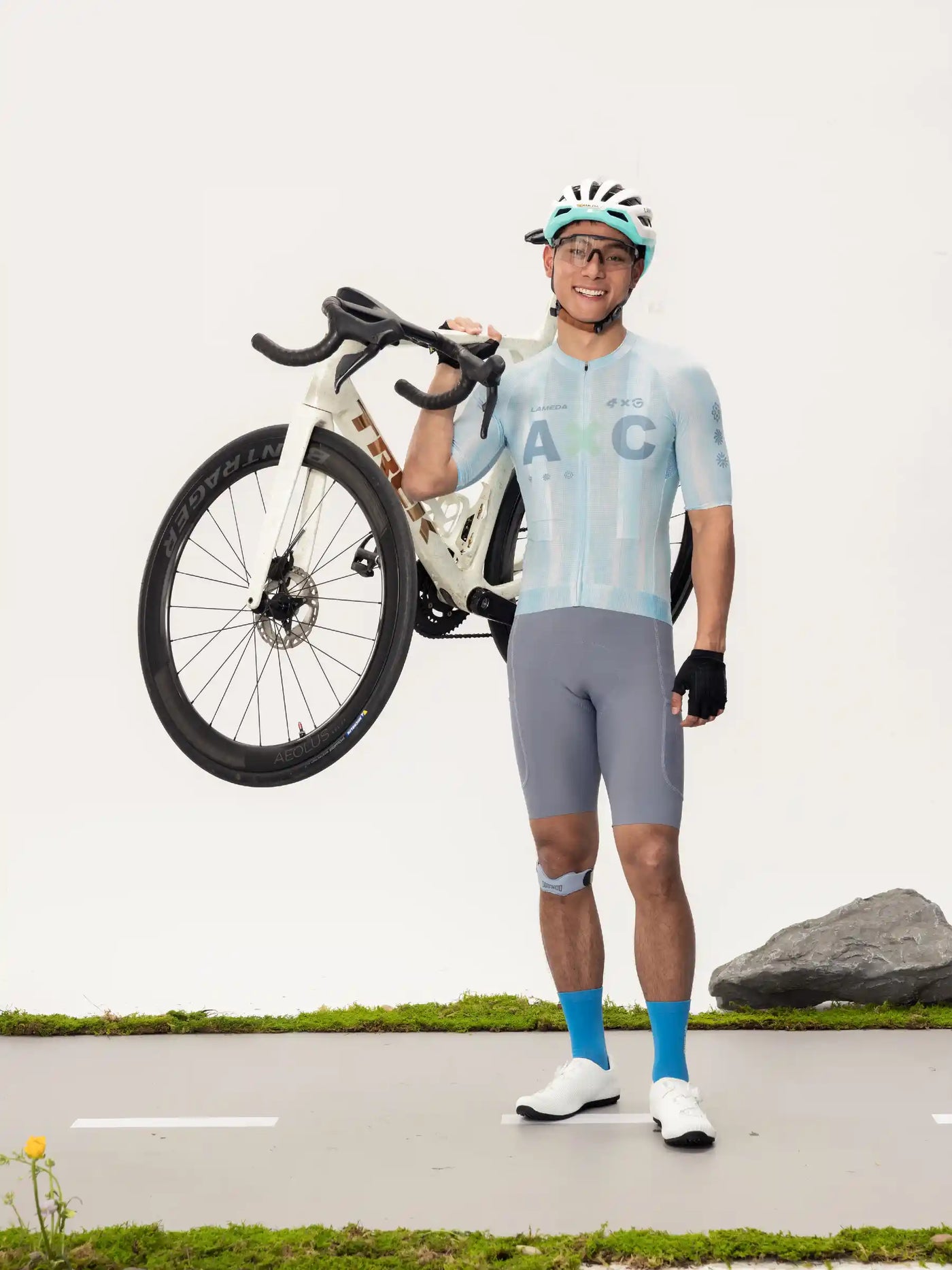 Ljusblå och vit LAMEDA x australian studio unisex cykeltröja vägcykel med svarta styr och däck