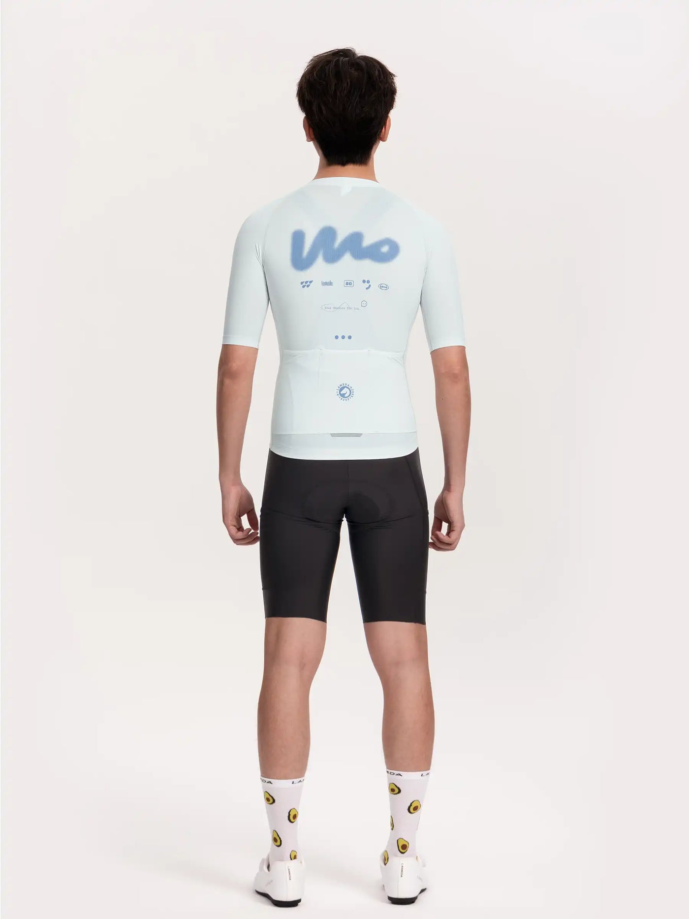 ljusblå kortärmad wow unisex cykeltröja baksida med stiliserad mo-logotyp med LAMEDAs cykeltröjadetaljer