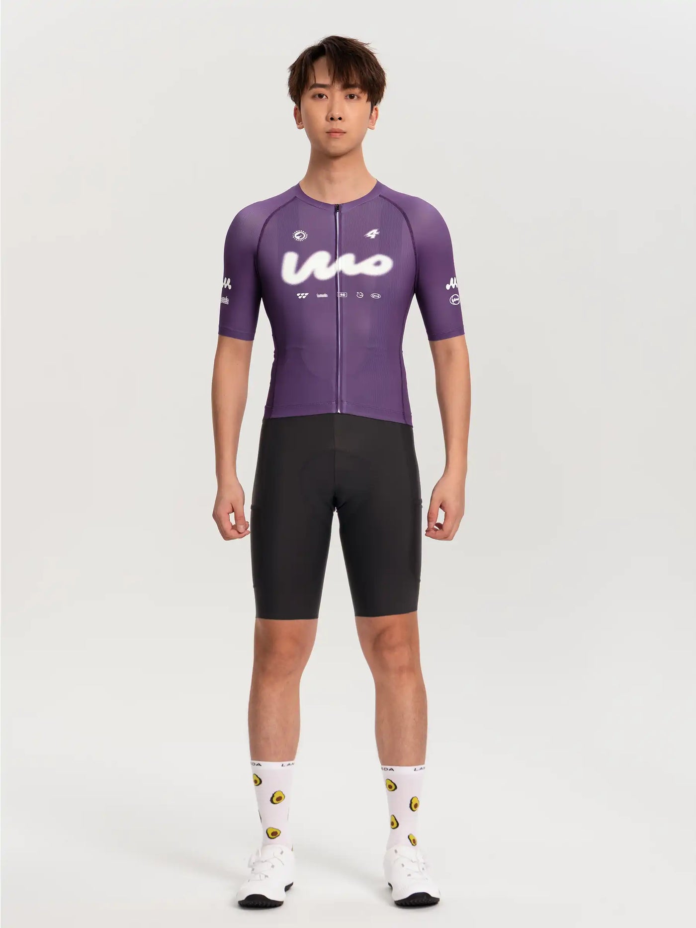 Wow unisex cykeltröja lila med vit logotyp och sponsormärkning parad med svarta shorts från LAMEDA cycling