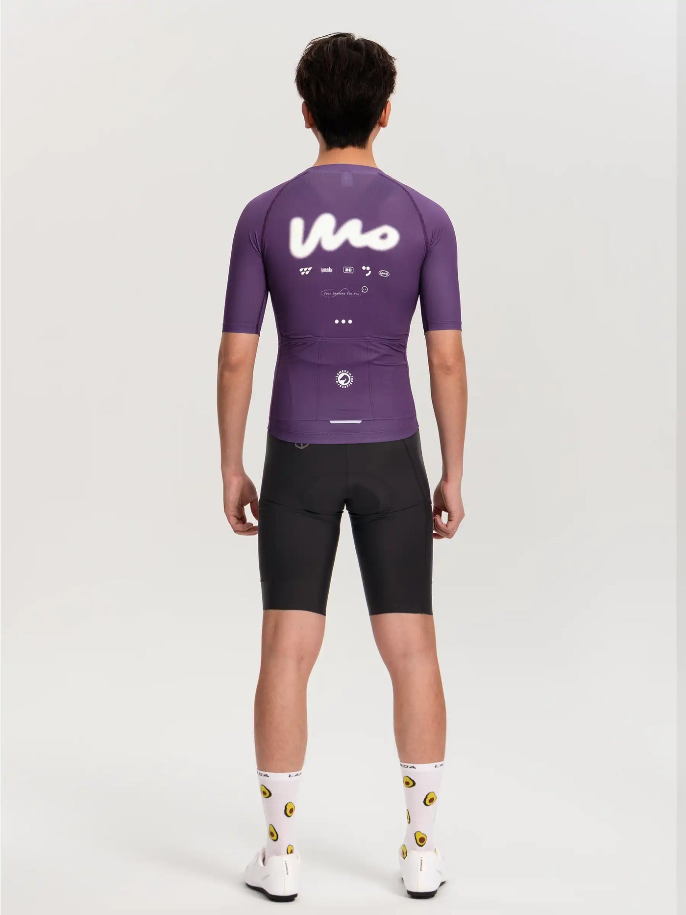 lila wow unisex cykeltröja bakifrån med vit mo logo och teknisk grafik LAMEDA cykeltröja