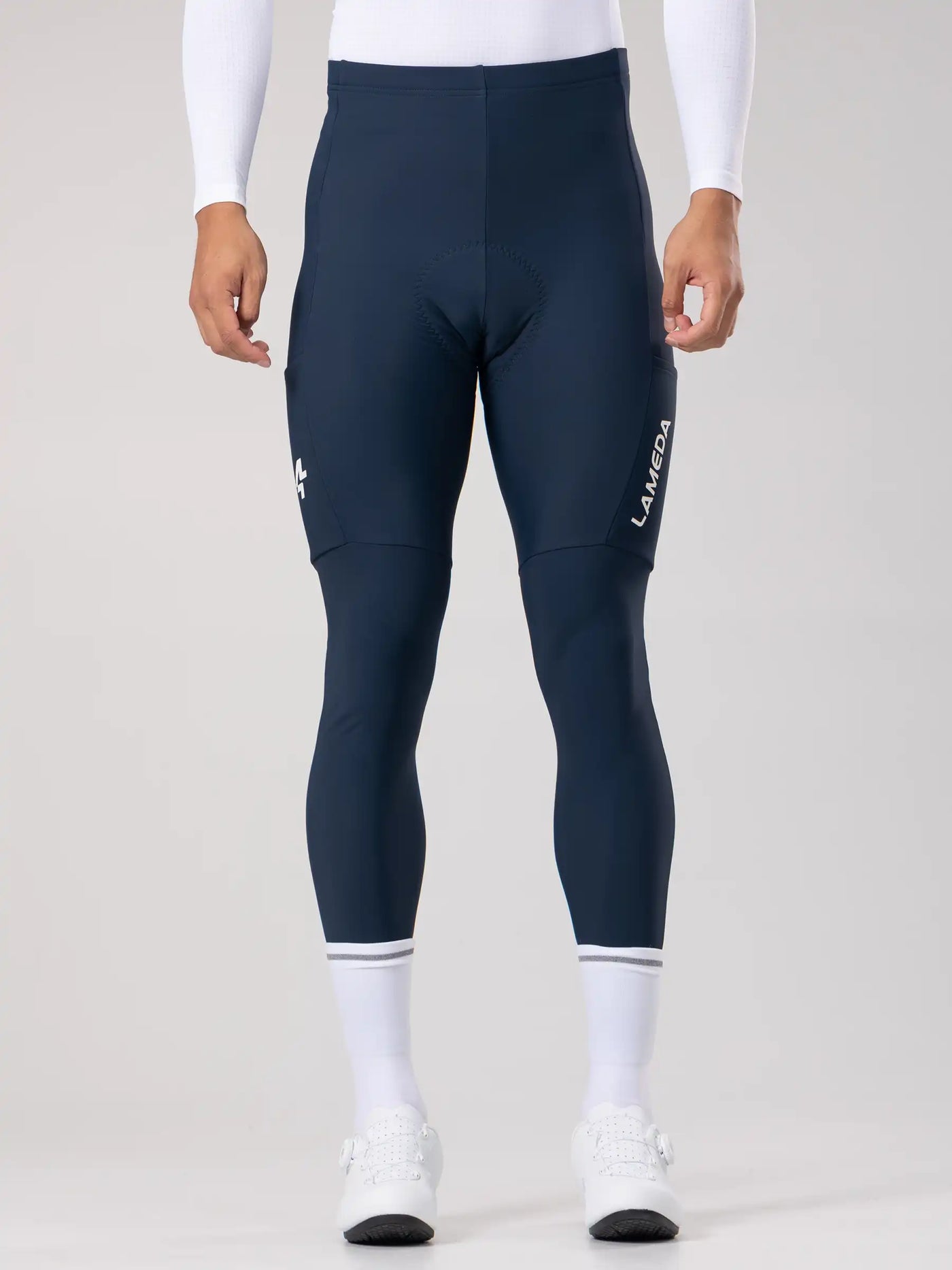 Mörkblå LAMEDA cykeltights med vit kant, elastic interface® och avancerad låkonstruktion för termiskt bruk