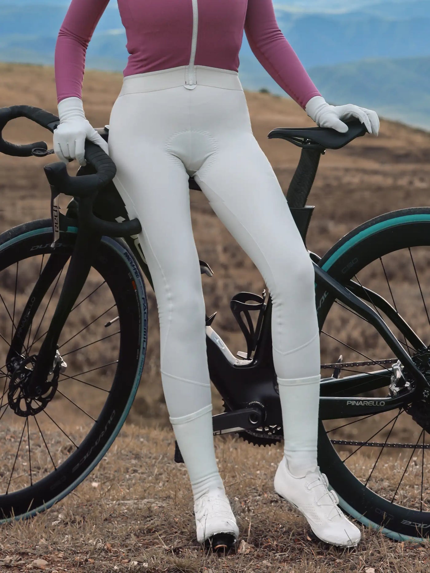 Basisk termisk dams cykelbibbyxor t462 beige med borstad fleecefoder och smidig passformad vit cykeltightmaterial