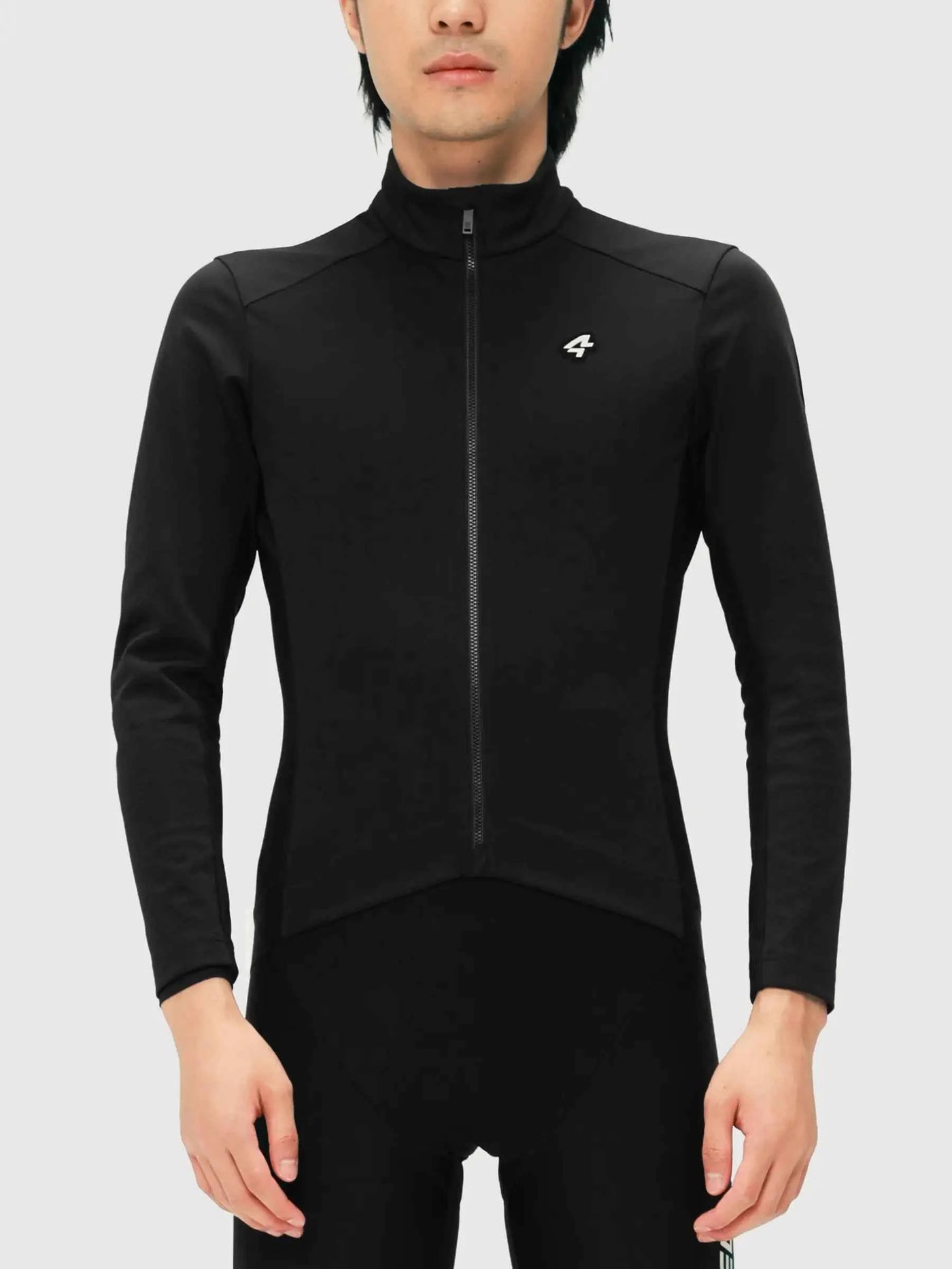 Svart sköld herr cykeljacka med långa ärmar hög krage fullängd blixtlås och vit logotyp på vänster bröst